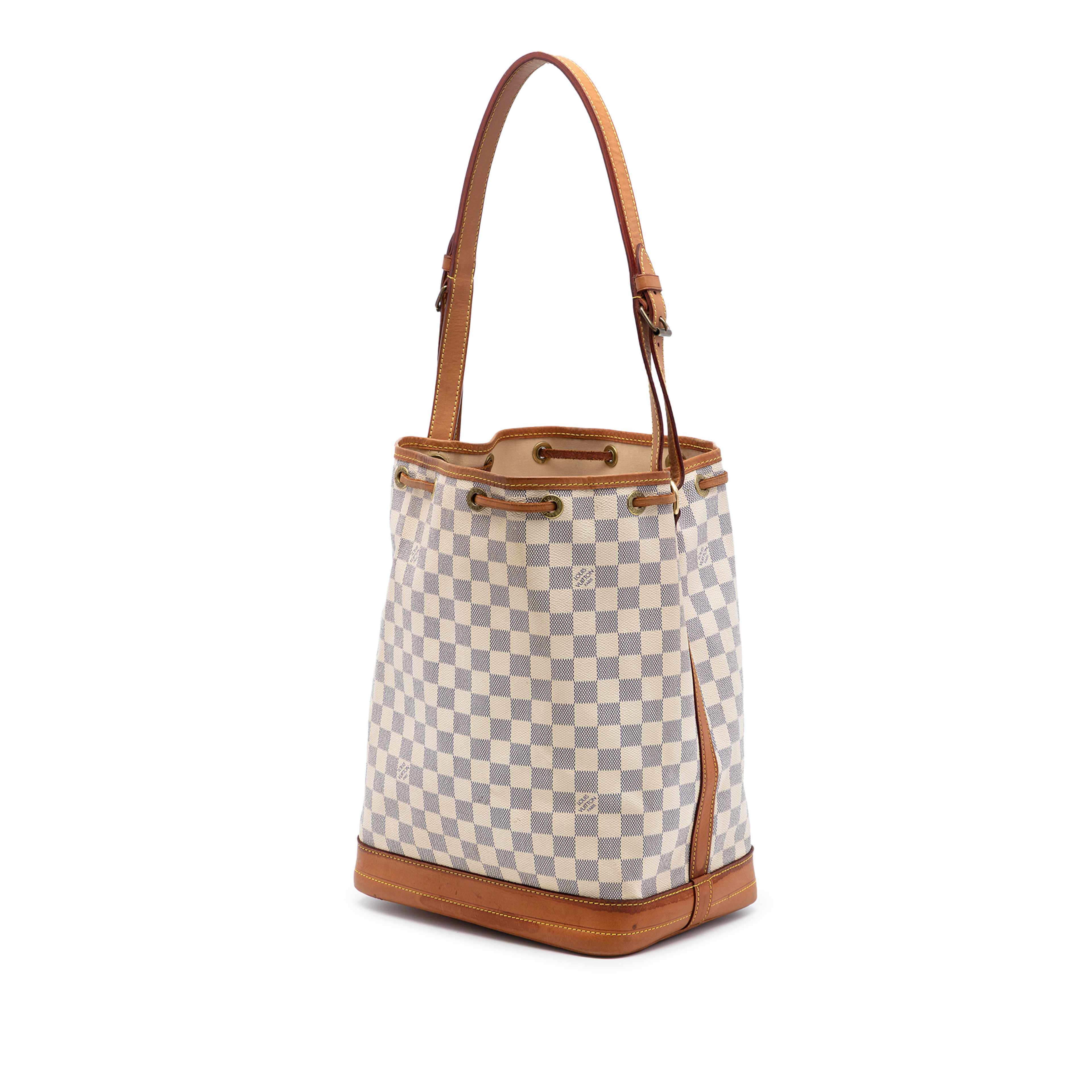 Louis Vuitton Damier Azur Noe Gm, från Luxclusif, i färgen white. Klicka för att öppna bilden i stort format