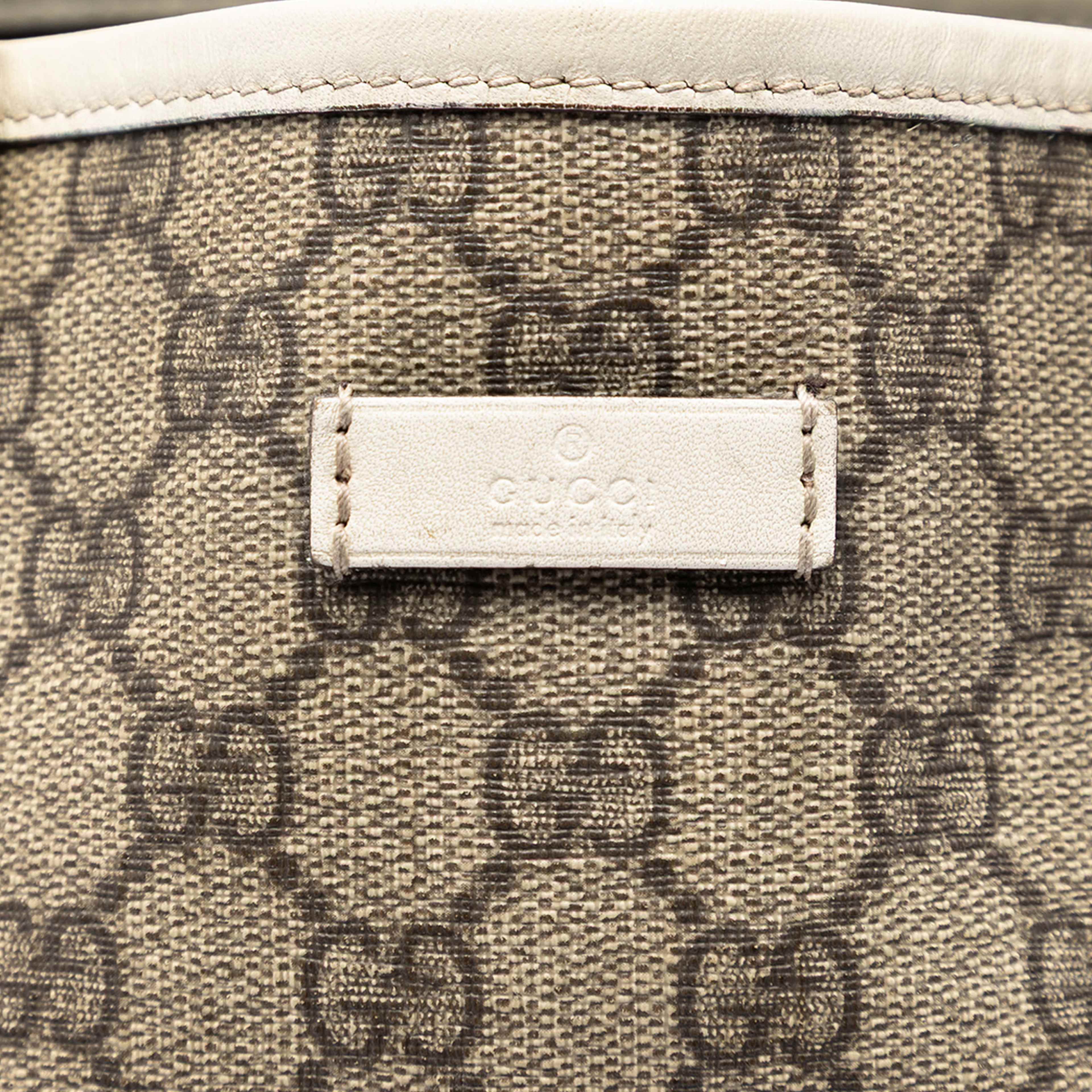 Gucci Gg Supreme Joy Vertical Tote, från Luxclusif, i färgen beige. Klicka för att öppna bilden i stort format