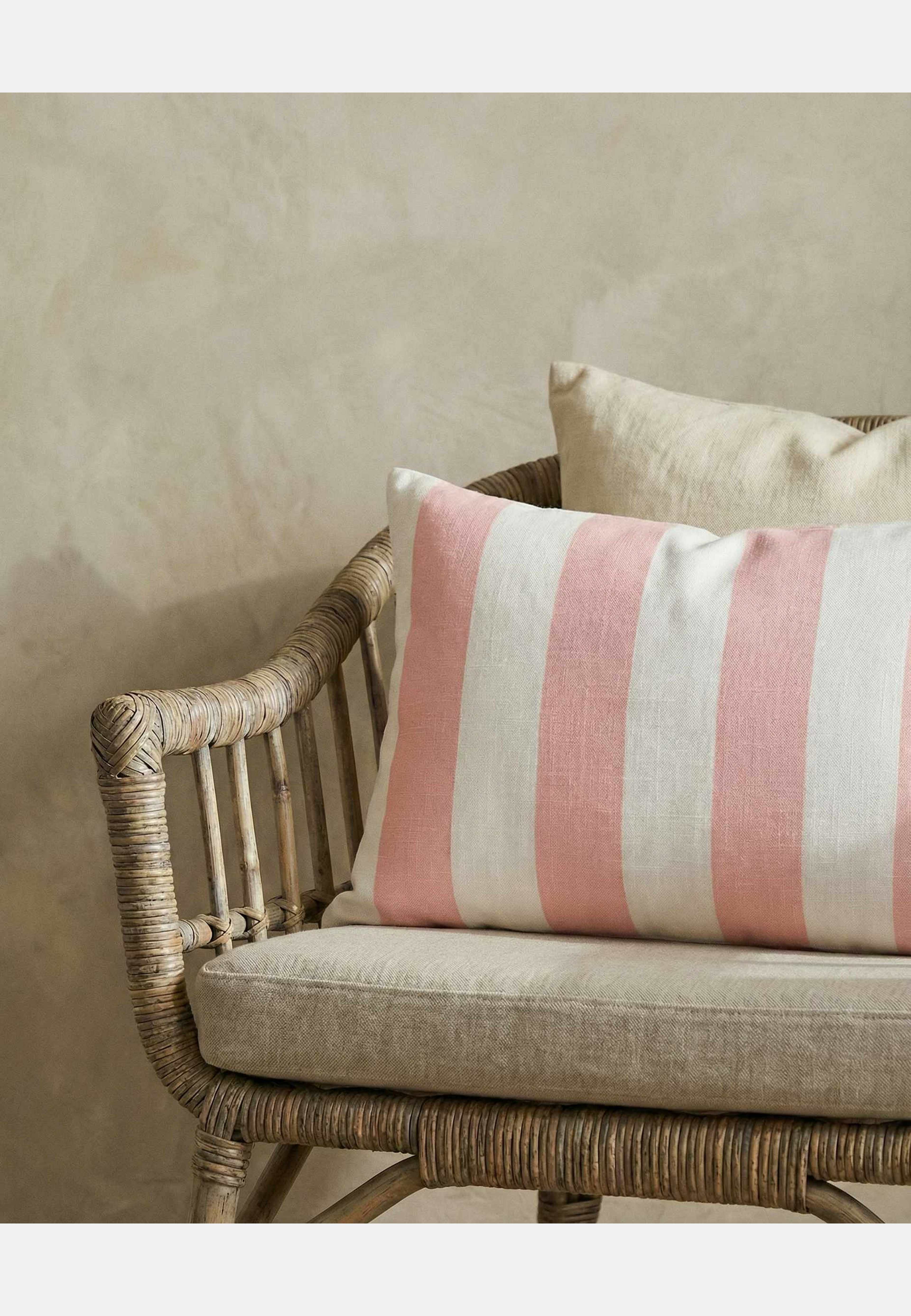 Kuddfodral Striped, från Classic Collection, i färgen rosa. Klicka för att öppna bilden i stort format