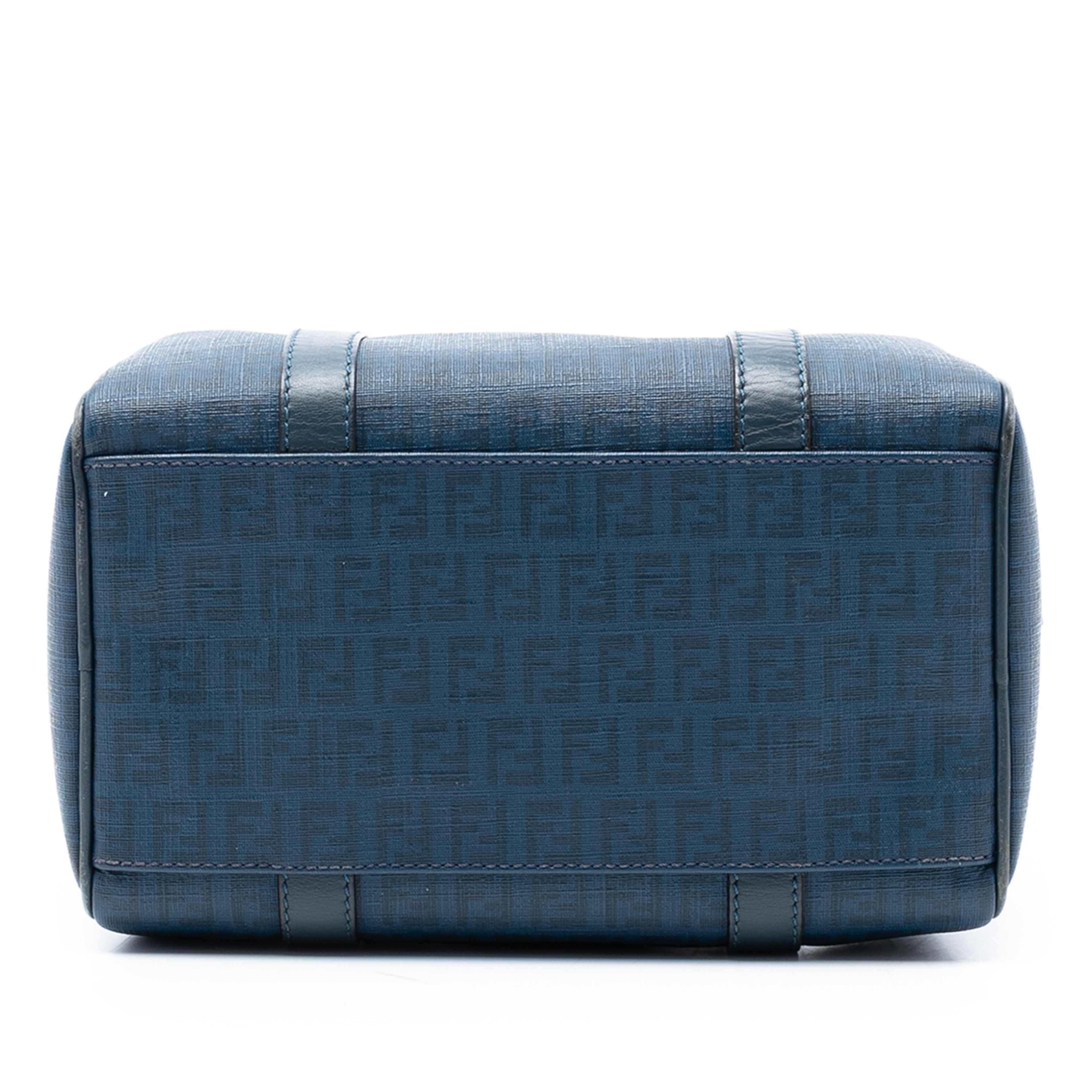 Fendi Zucca Spalmati Boston Bag, från Luxclusif, i färgen blue. Klicka för att öppna bilden i stort format