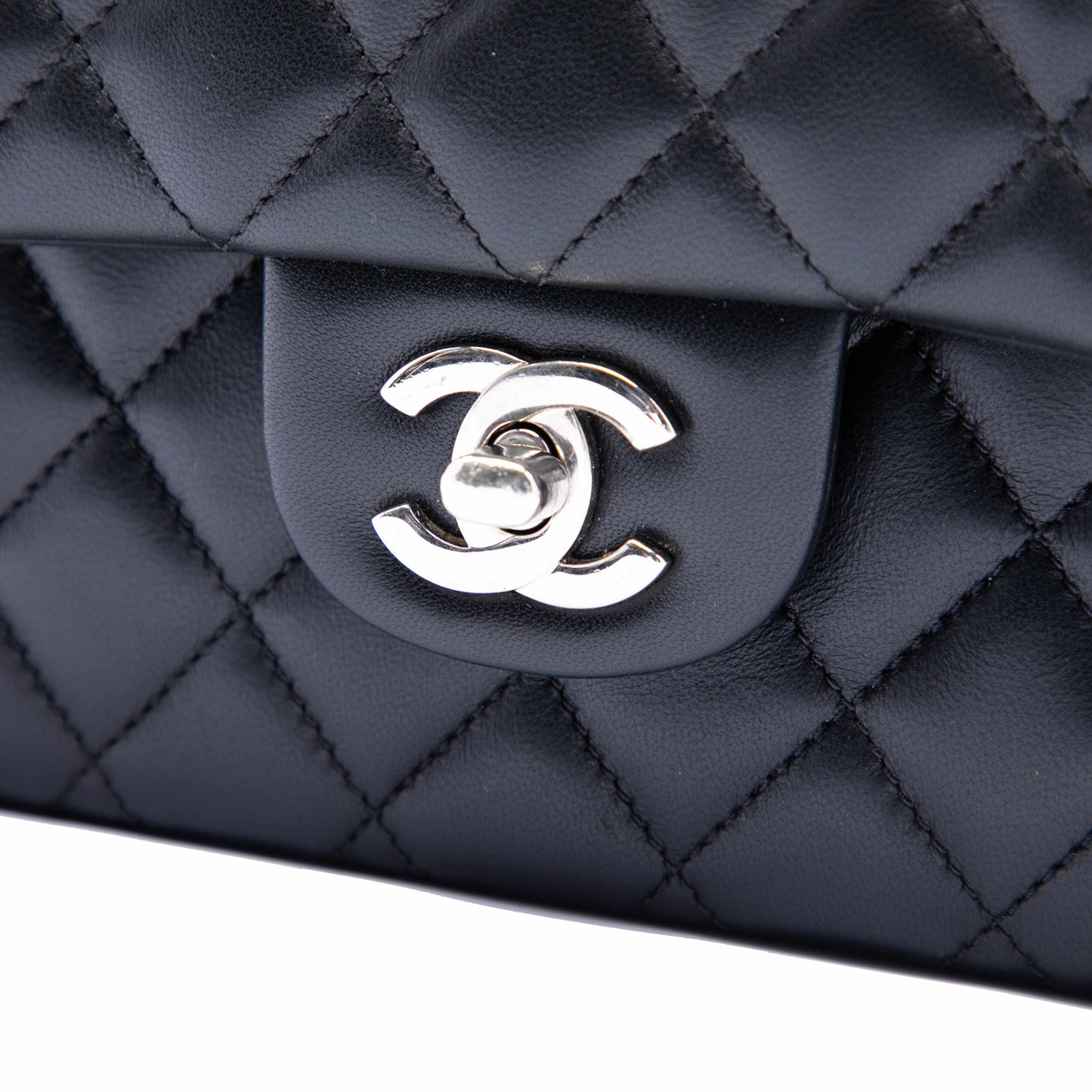 Chanel Medium Classic Lambskin Double Flap, från Luxclusif, i färgen black. Klicka för att öppna bilden i stort format
