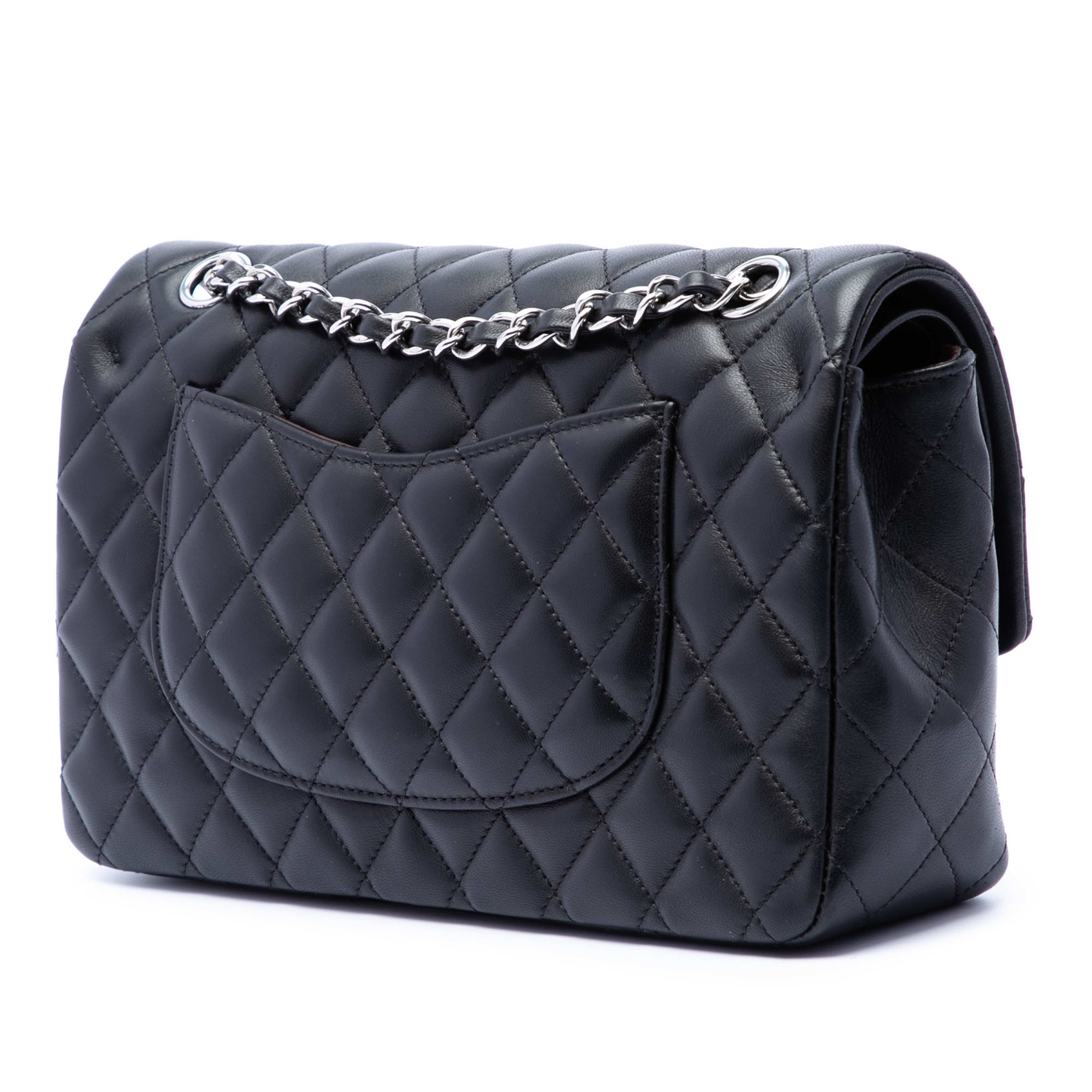Chanel Medium Classic Lambskin Double Flap, från Luxclusif, i färgen black. Klicka för att öppna bilden i stort format