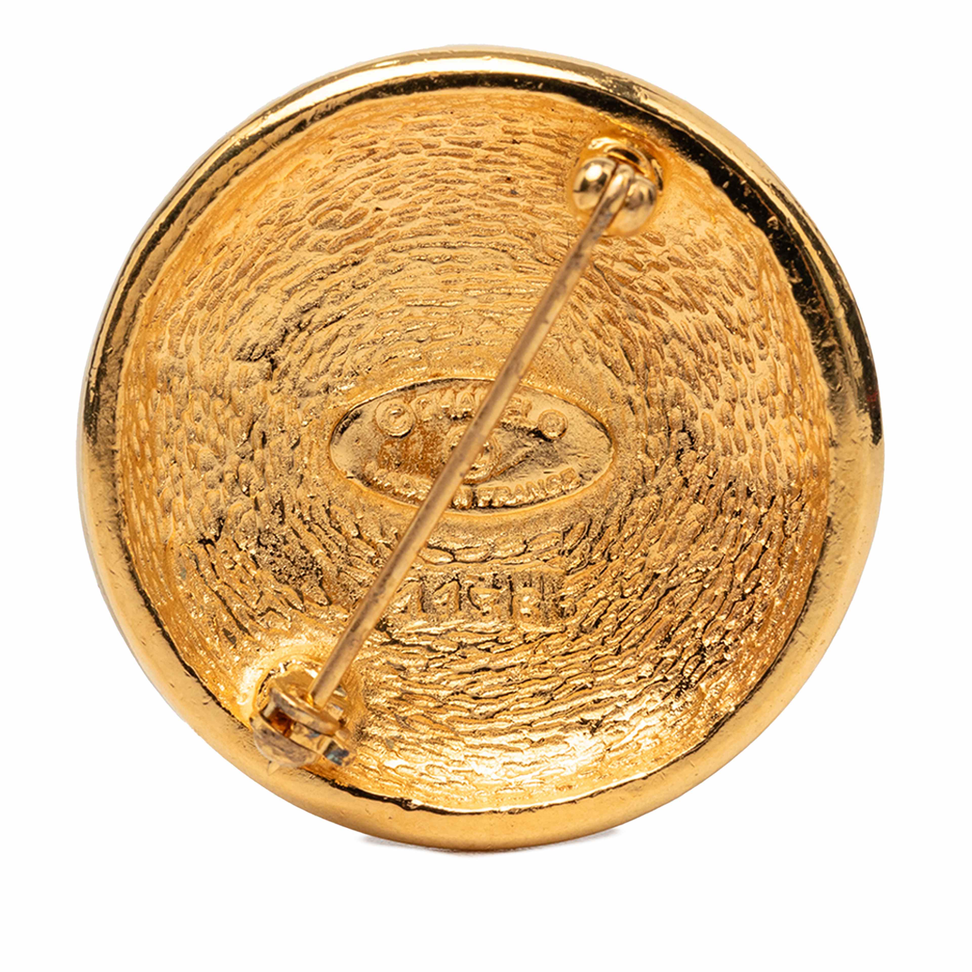 Chanel Cc Gold Plated Round Sunburst Brooch, från Luxclusif, i färgen guld. Klicka för att öppna bilden i stort format