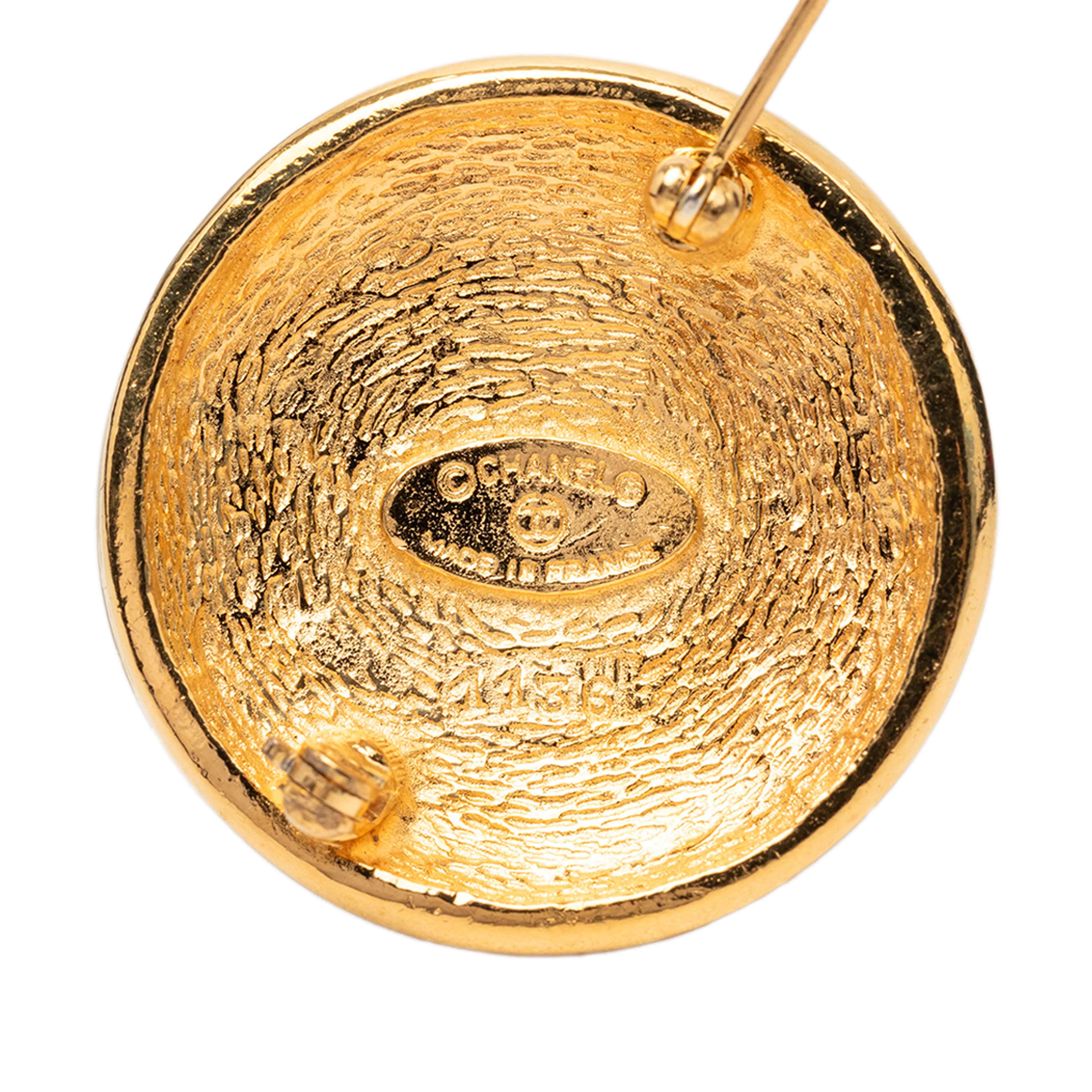 Chanel Cc Gold Plated Round Sunburst Brooch, från Luxclusif, i färgen gold. Klicka för att öppna bilden i stort format