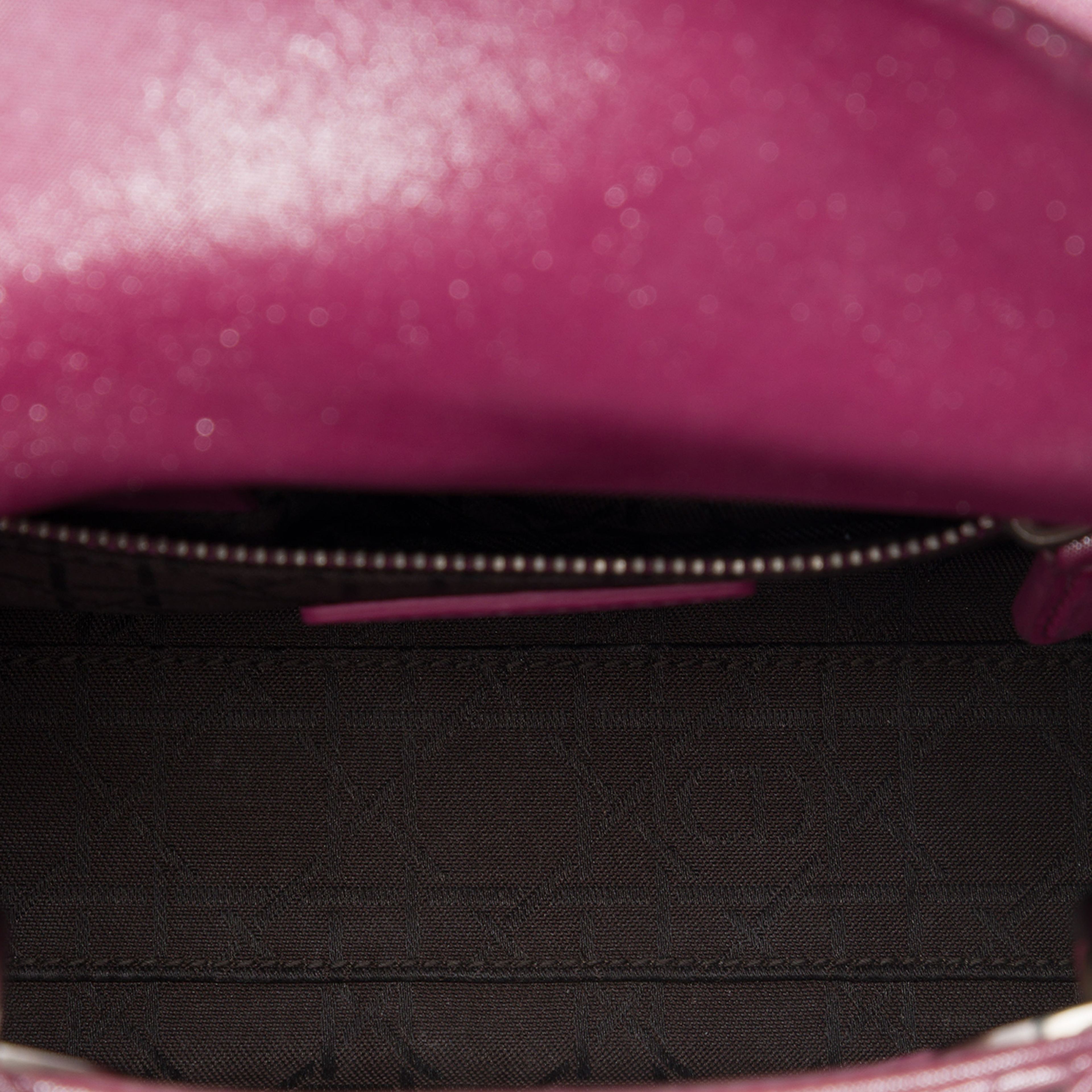 Dior Mini Iridescent Lambskin Cannage Lady Dior, från Luxclusif, i färgen rosa. Klicka för att öppna bilden i stort format