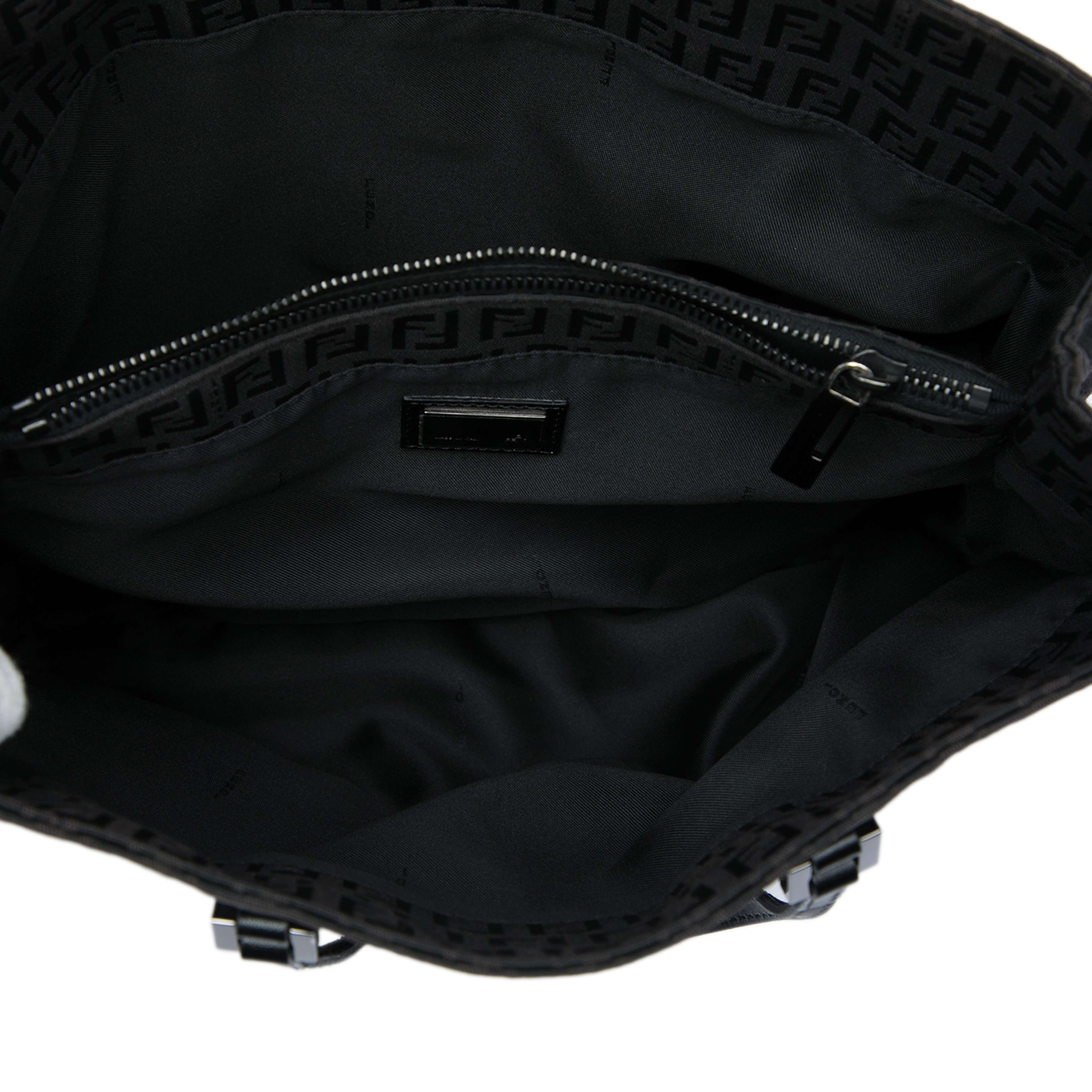 Fendi Zucchino Canvas Tote, från Luxclusif, i färgen svart. Klicka för att öppna bilden i stort format