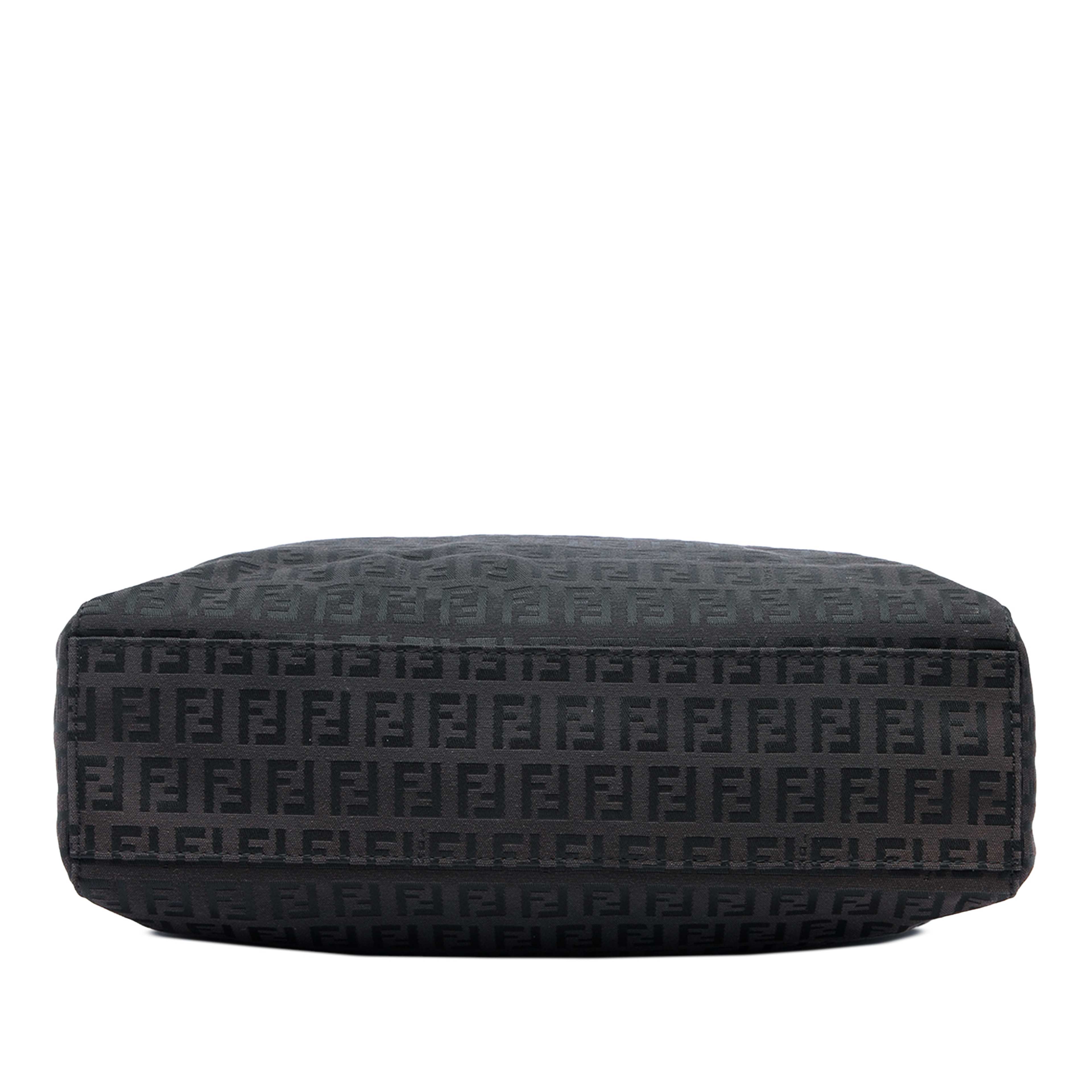 Fendi Zucchino Canvas Tote, från Luxclusif, i färgen svart. Klicka för att öppna bilden i stort format