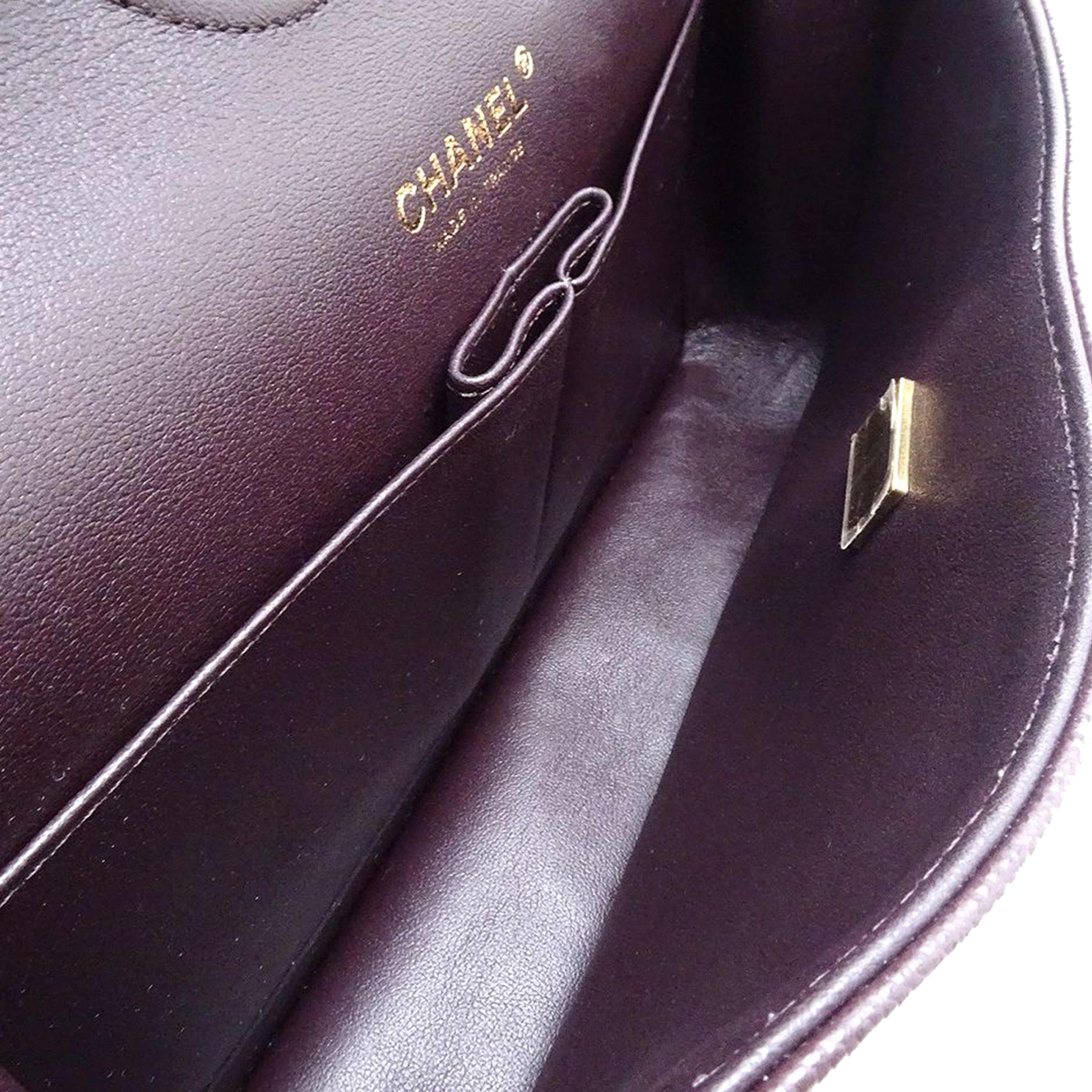 Chanel Medium Classic Caviar Double Flap, från Luxclusif, i färgen violet. Klicka för att öppna bilden i stort format
