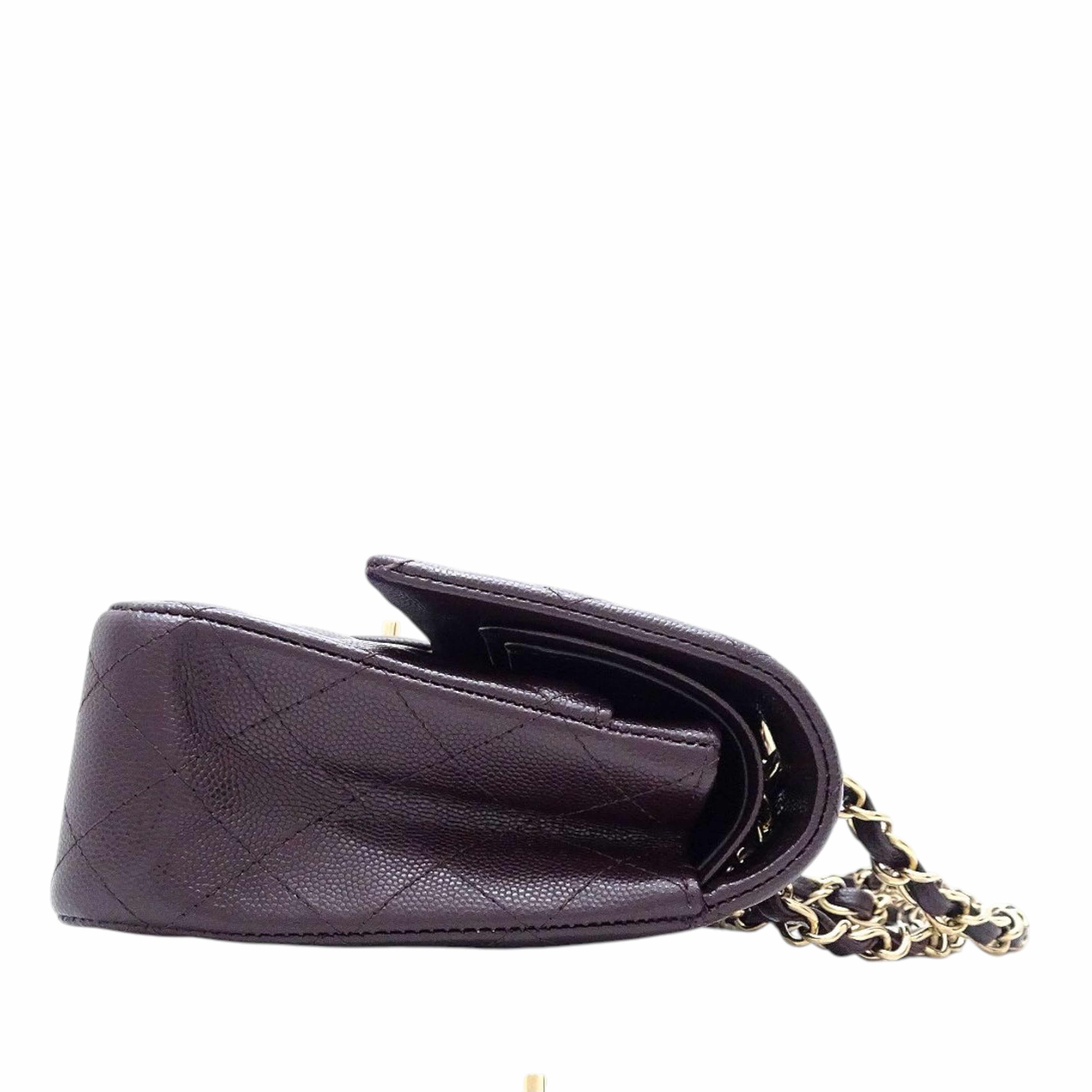 Chanel Medium Classic Caviar Double Flap, från Luxclusif, i färgen purpur. Klicka för att öppna bilden i stort format