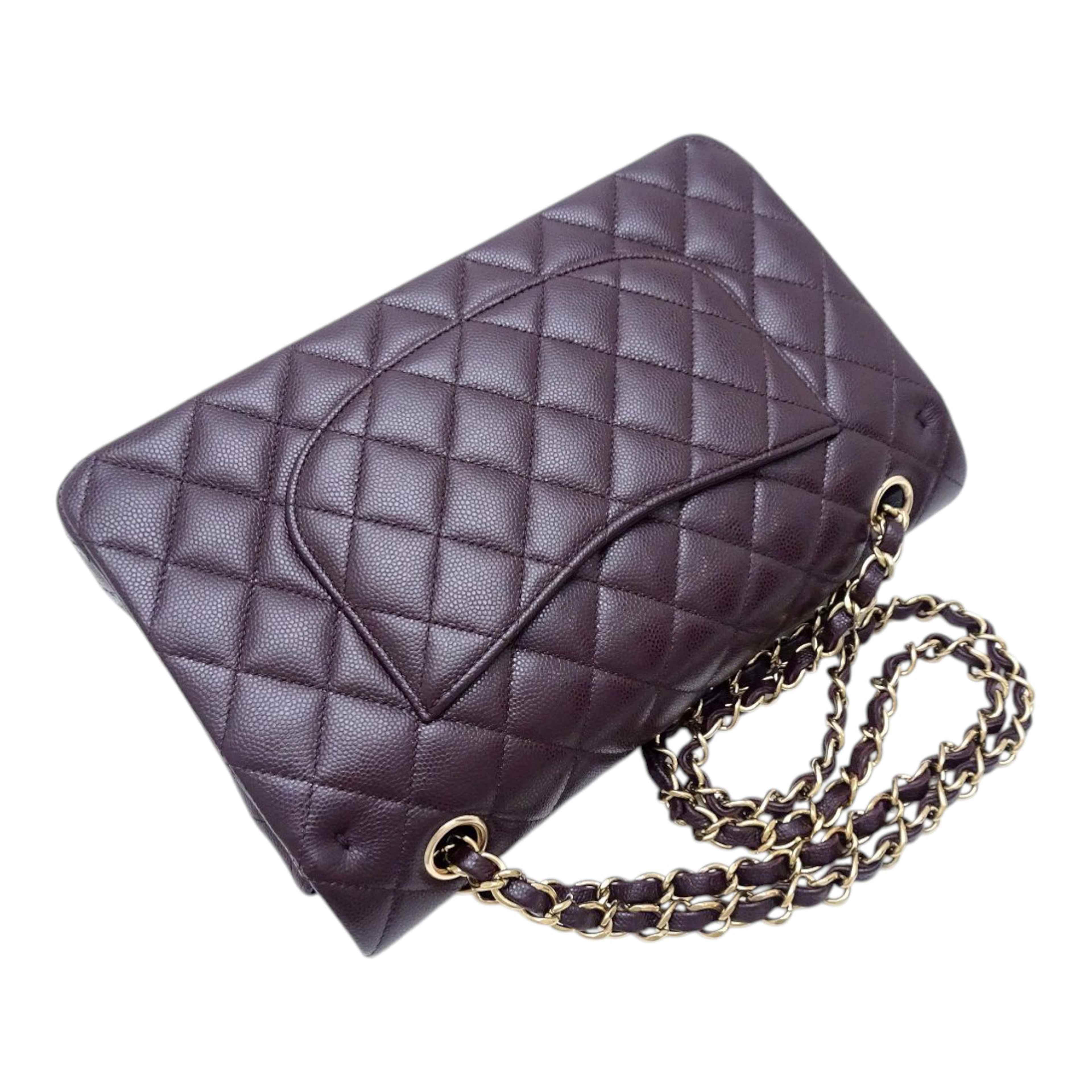 Chanel Medium Classic Caviar Double Flap, från Luxclusif, i färgen purpur. Klicka för att öppna bilden i stort format
