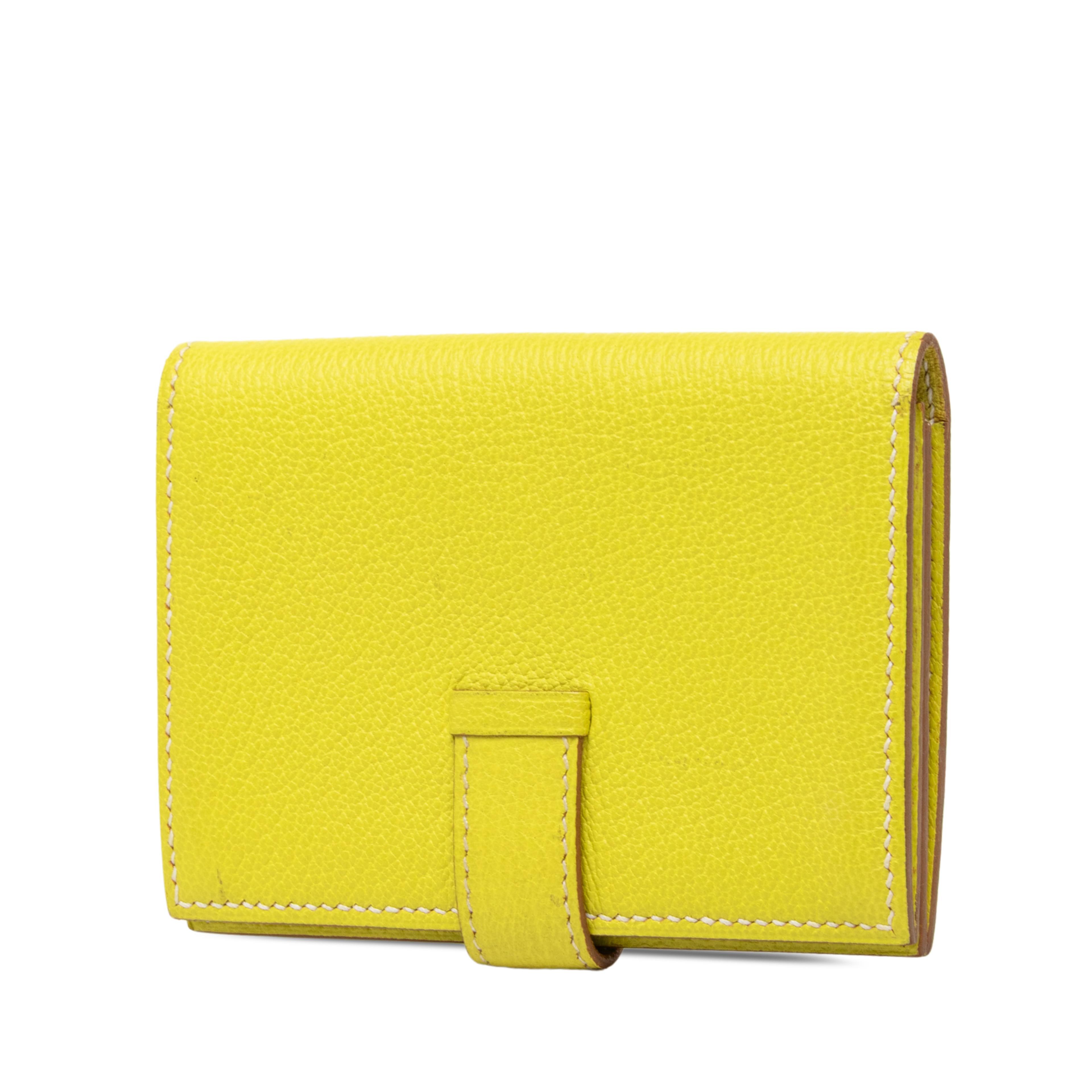 Hermès Epsom Bearn Card Case, från Luxclusif, i färgen gul. Klicka för att öppna bilden i stort format