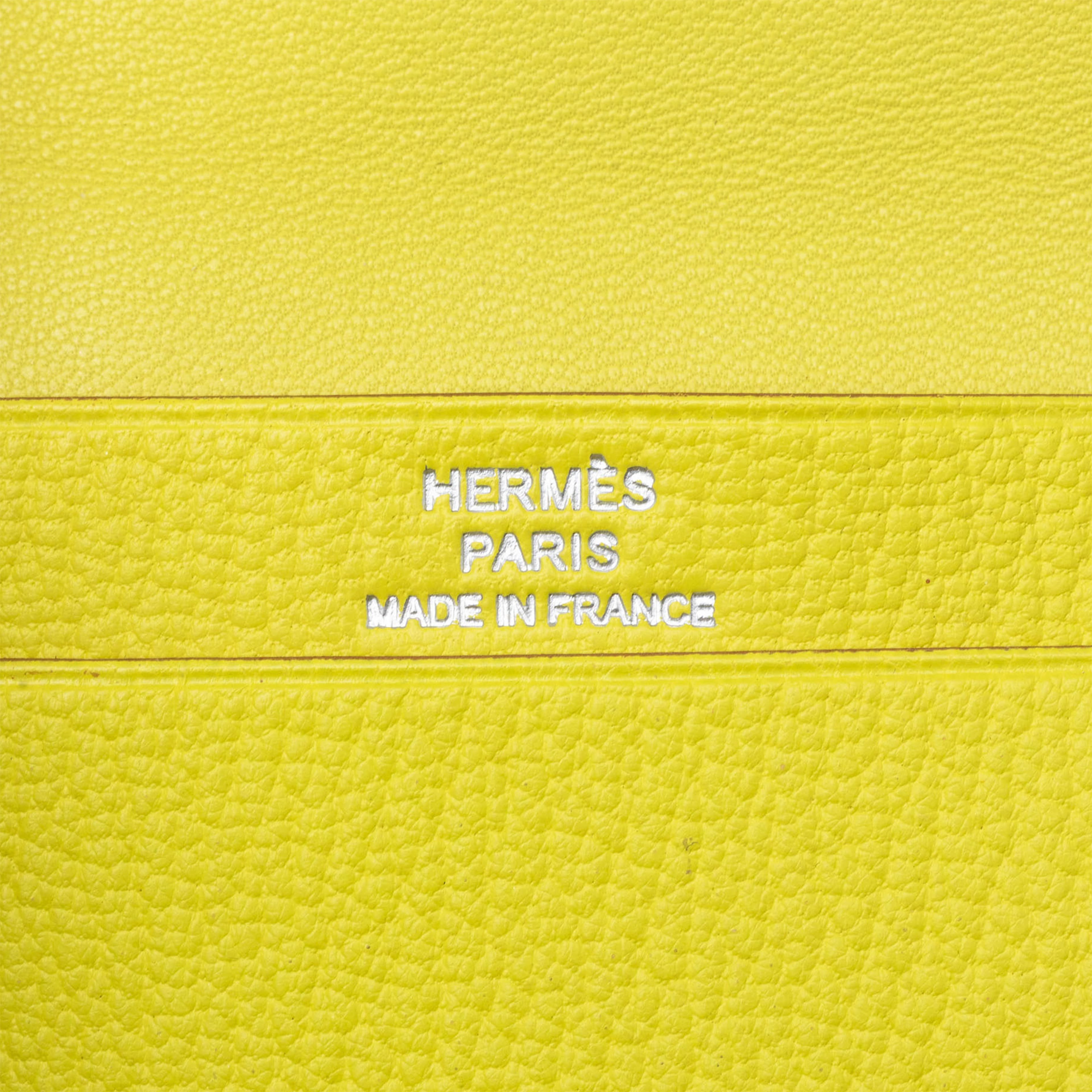 Hermès Epsom Bearn Card Case, från Luxclusif, i färgen gul. Klicka för att öppna bilden i stort format