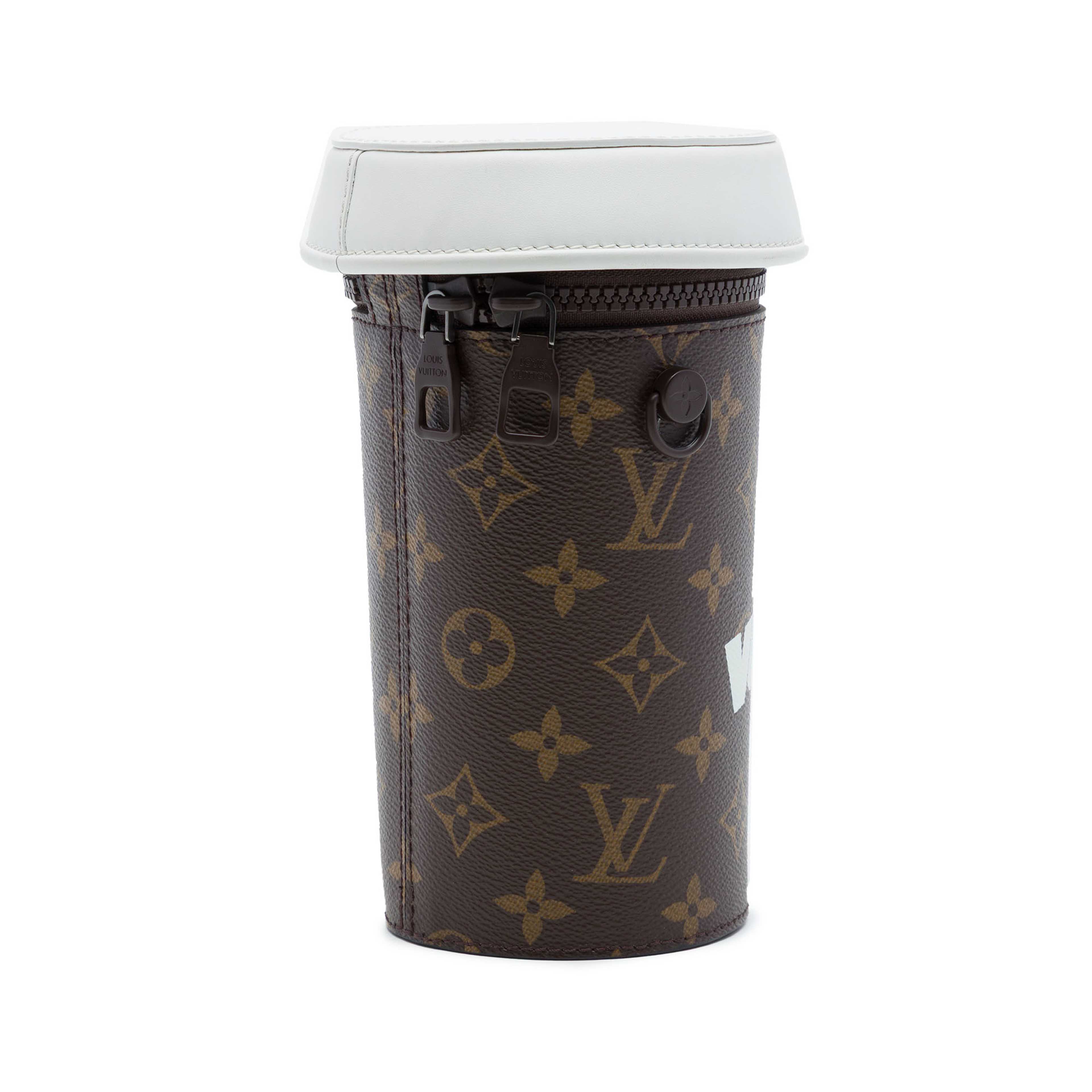 Louis Vuitton Monogram Coffee Cup Pouch, från Luxclusif, i färgen brun. Klicka för att öppna bilden i stort format