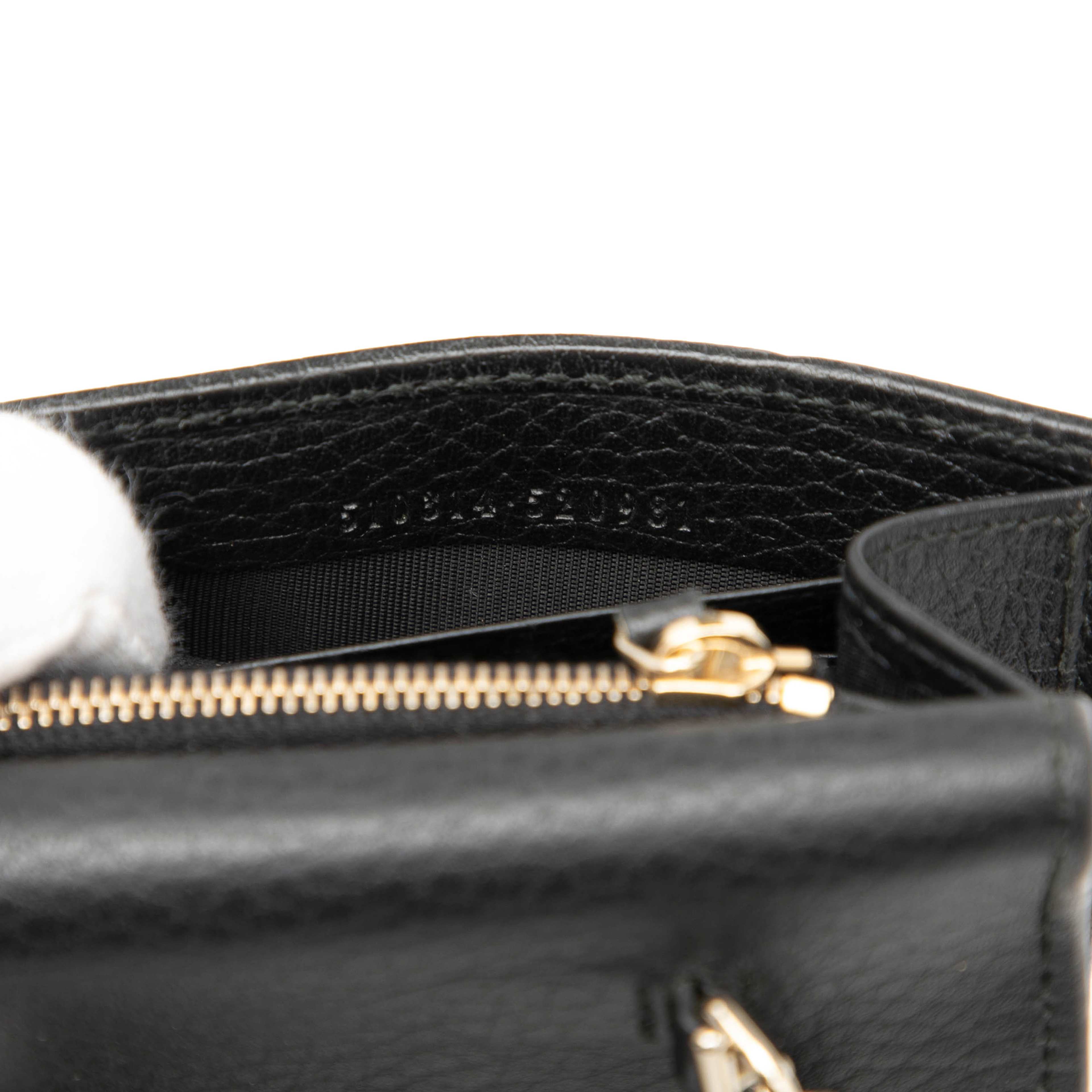 Gucci Leather Interlocking G Dollar Wallet On Chain, från Luxclusif, i färgen black. Klicka för att öppna bilden i stort format