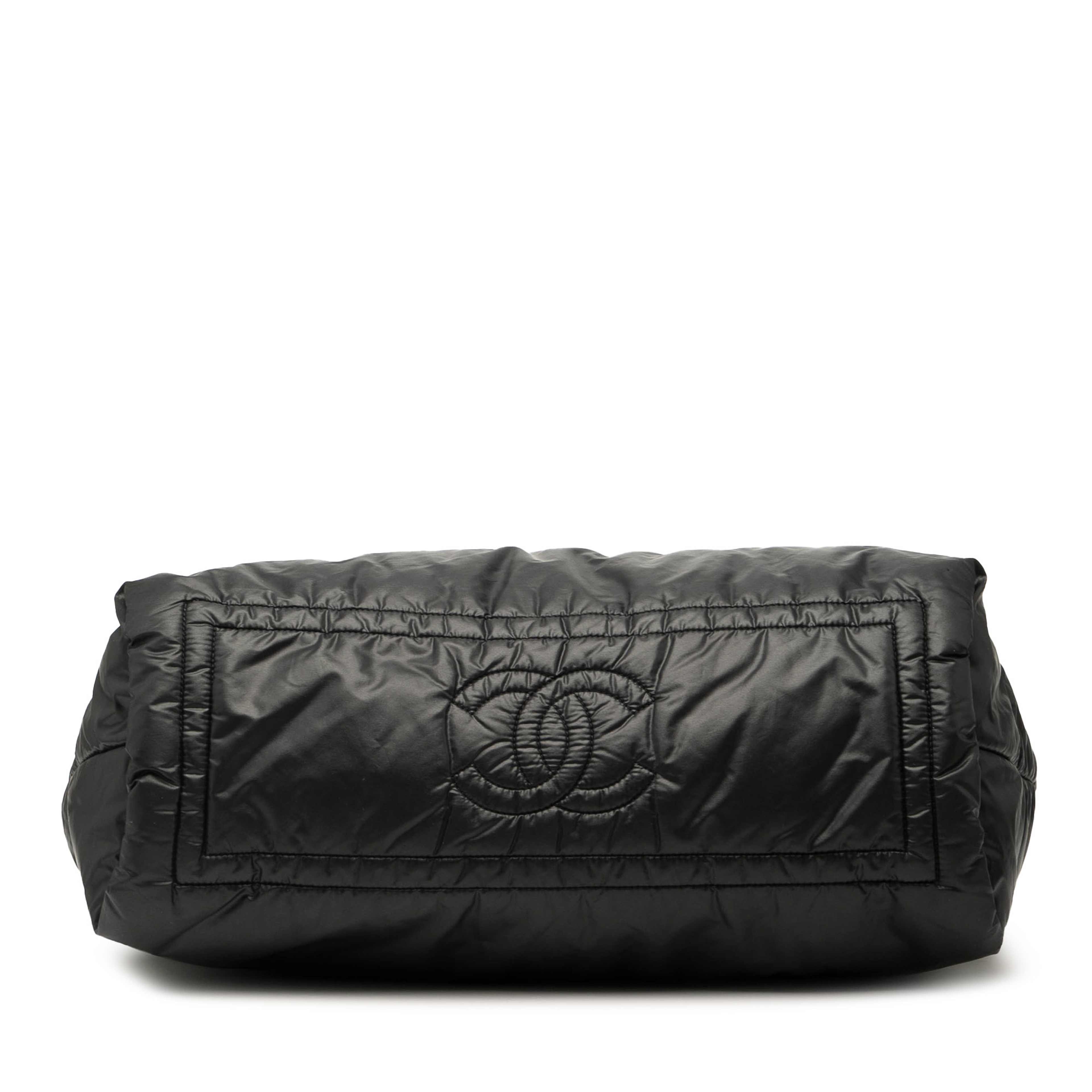 Chanel Medium Quilted Nylon Coco Cocoon Tote, från Luxclusif, i färgen black. Klicka för att öppna bilden i stort format
