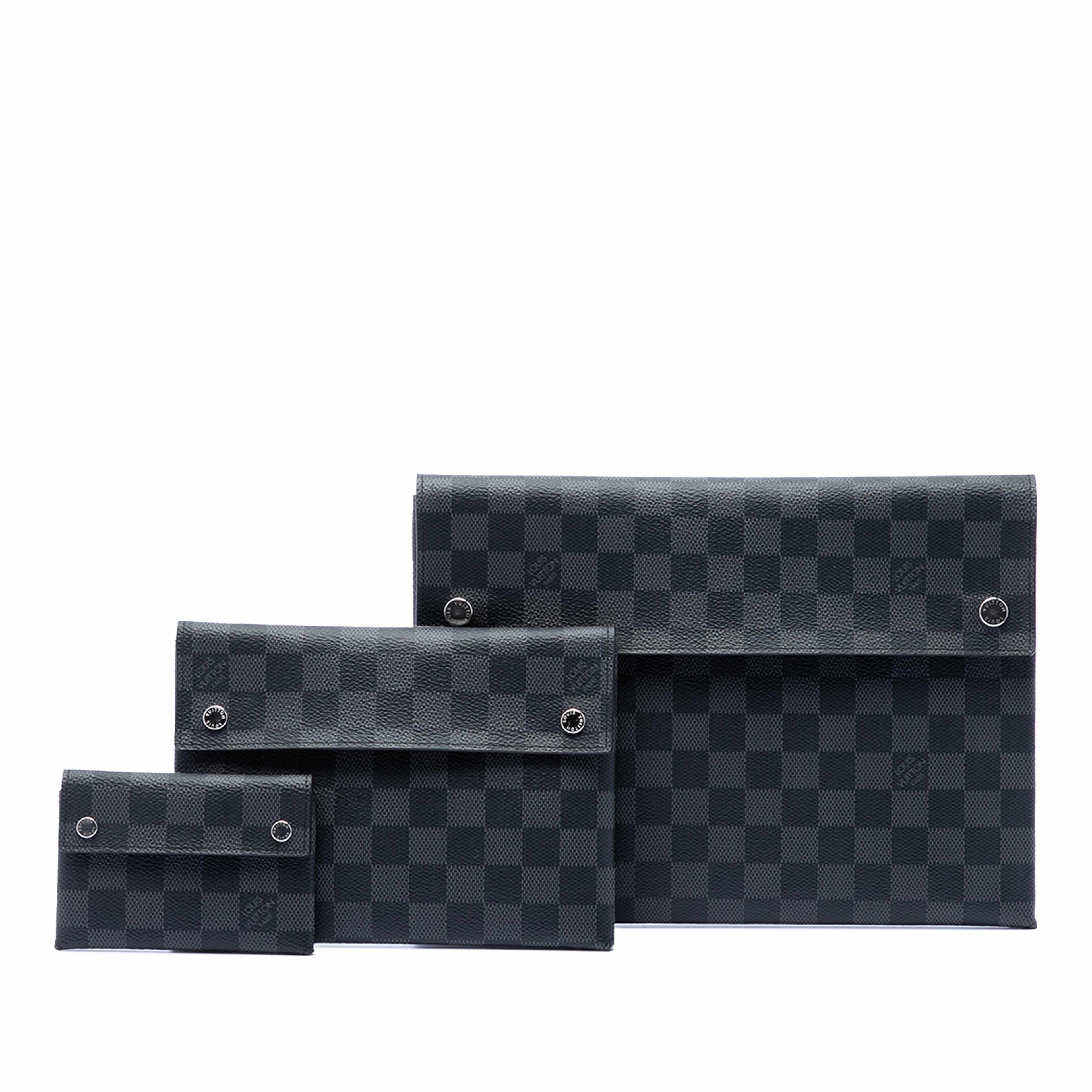 Louis Vuitton Damier Graphite Alpha Pochette Gm, från Luxclusif, i färgen svart. Klicka för att öppna bilden i stort format