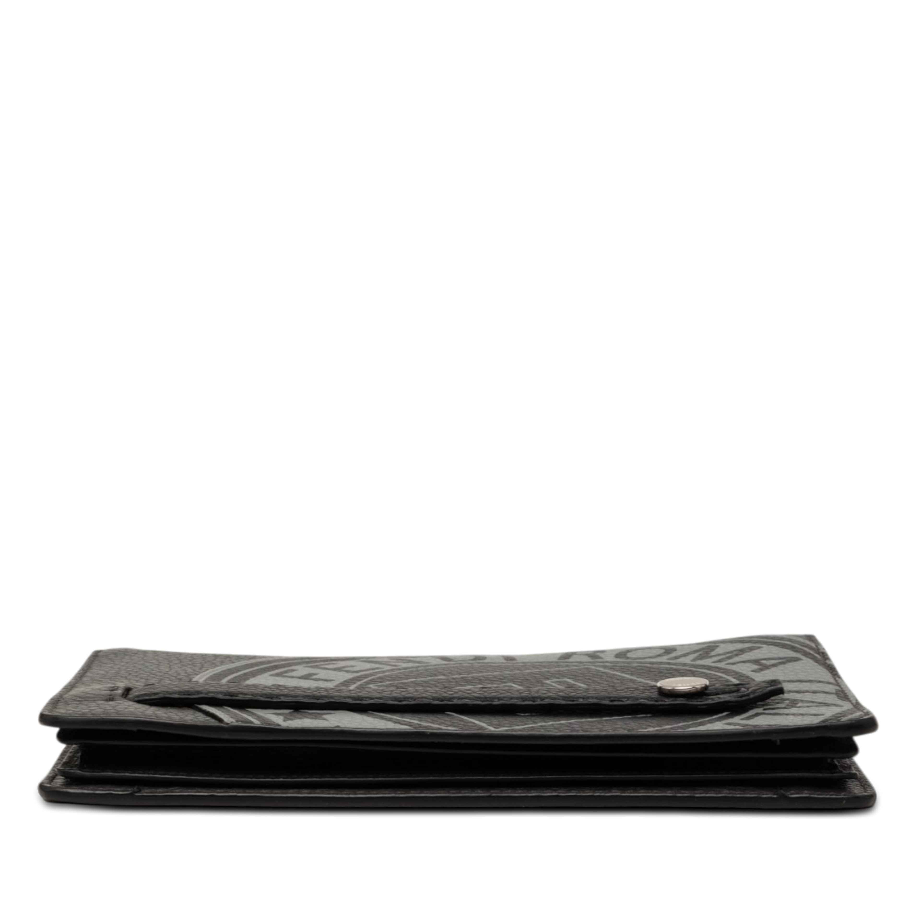 Fendi Grained Leather Roma Selleria Zip Clutch, från Luxclusif, i färgen black. Klicka för att öppna bilden i stort format