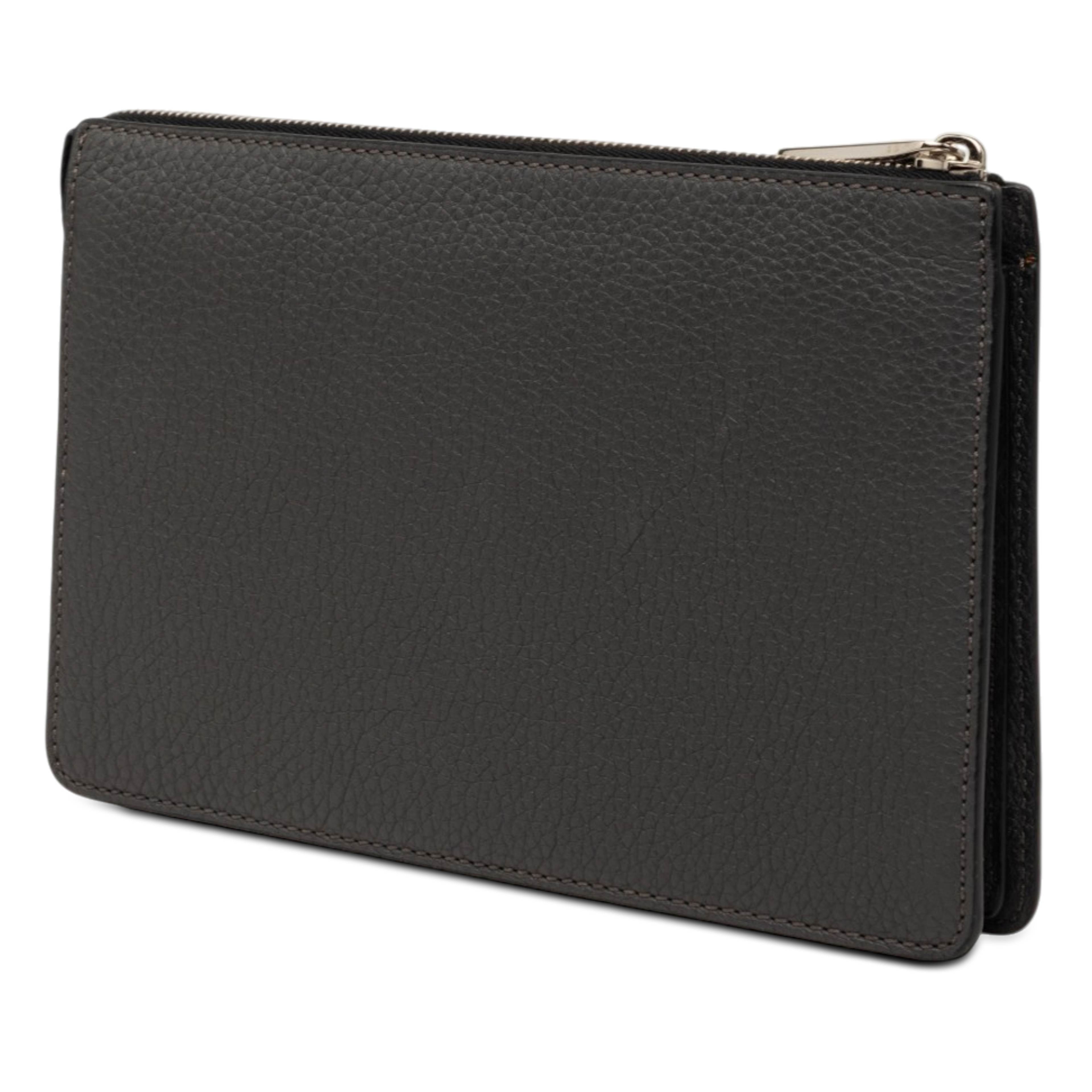 Fendi Grained Leather Roma Selleria Zip Clutch, från Luxclusif, i färgen black. Klicka för att öppna bilden i stort format