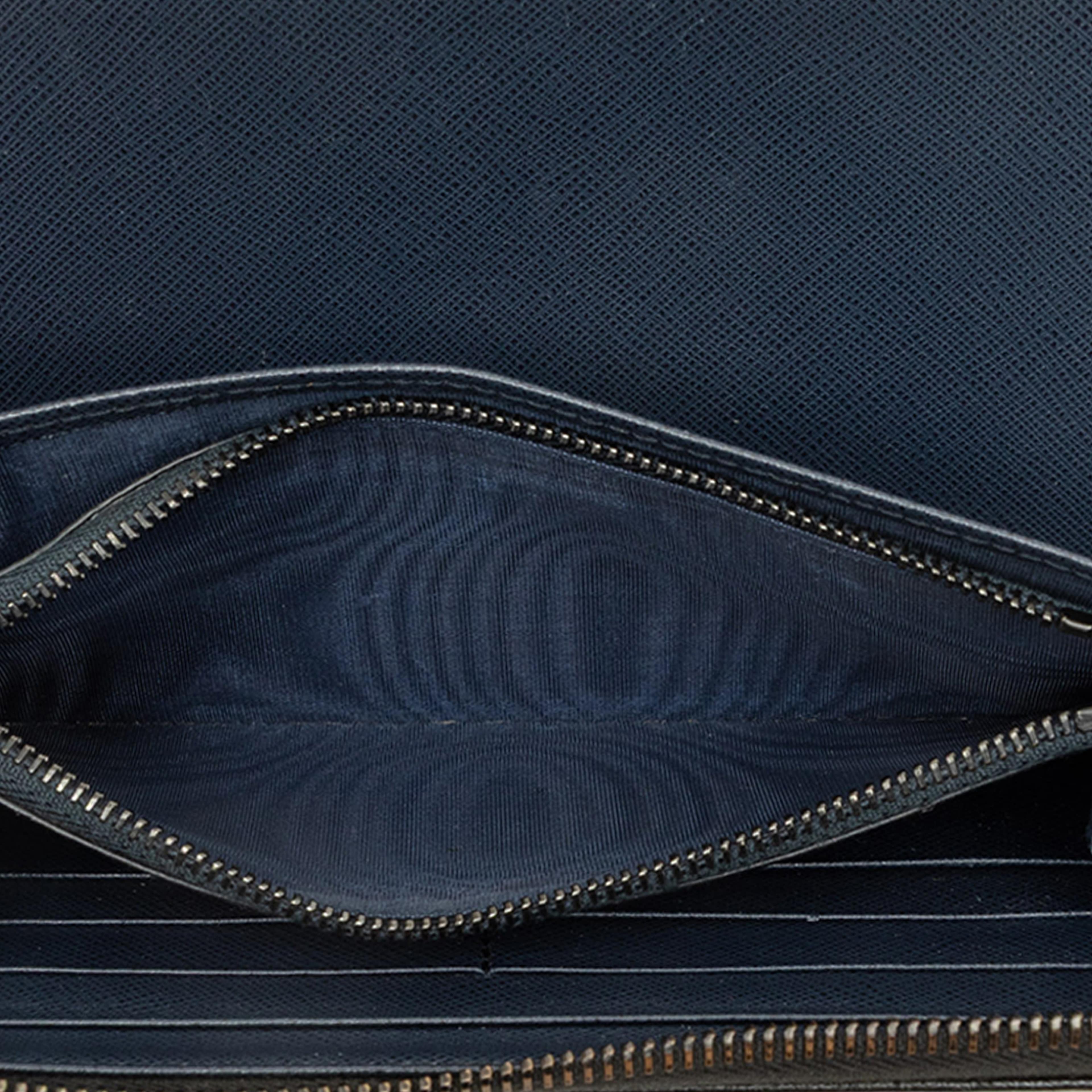 Prada Saffiano Zip Around Long Wallet, från Luxclusif, i färgen svart. Klicka för att öppna bilden i stort format