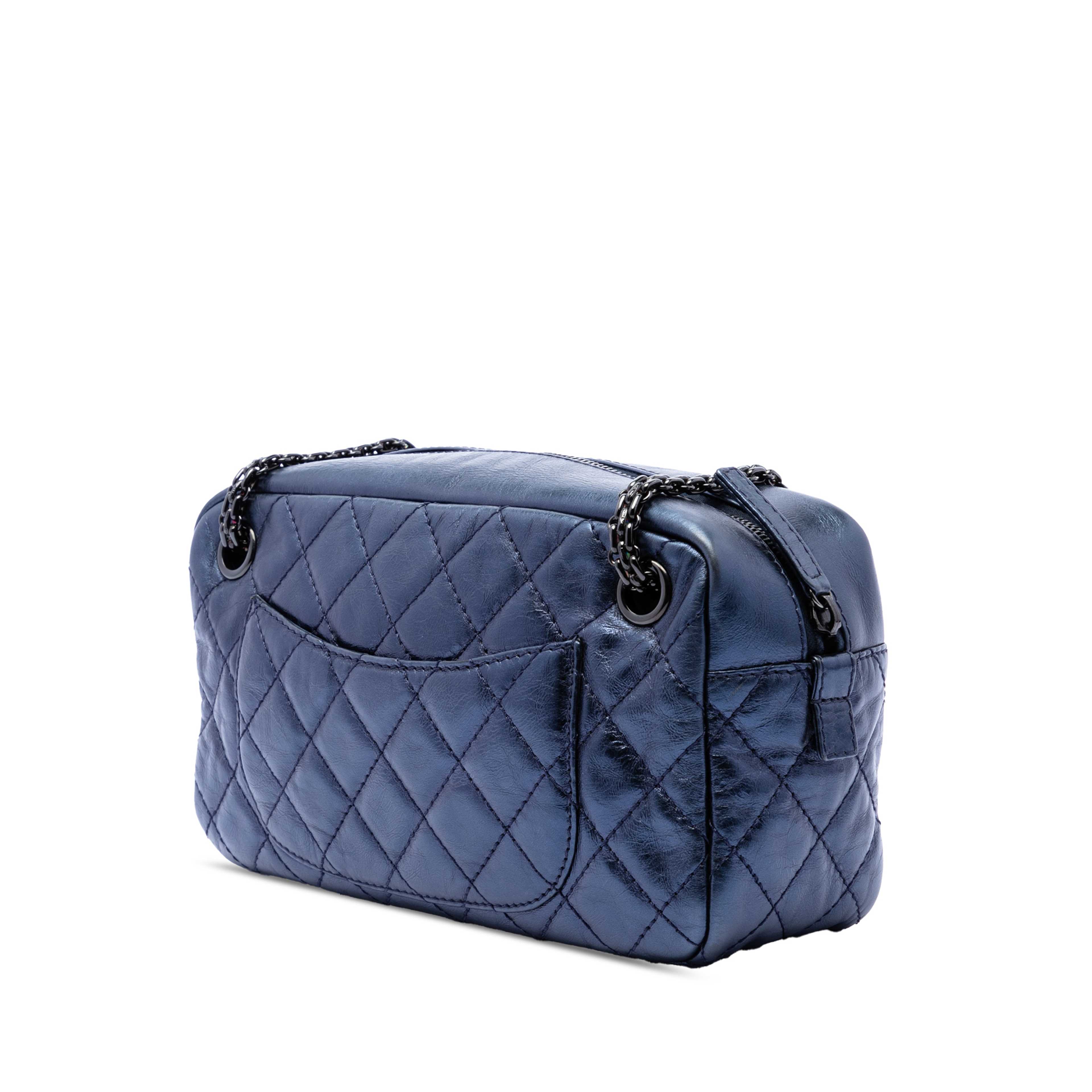 Chanel Medium Metallic Quilted Aged Calfskin Reissue Camera Bag, från Luxclusif, i färgen dark blue. Klicka för att öppna bilden i stort format