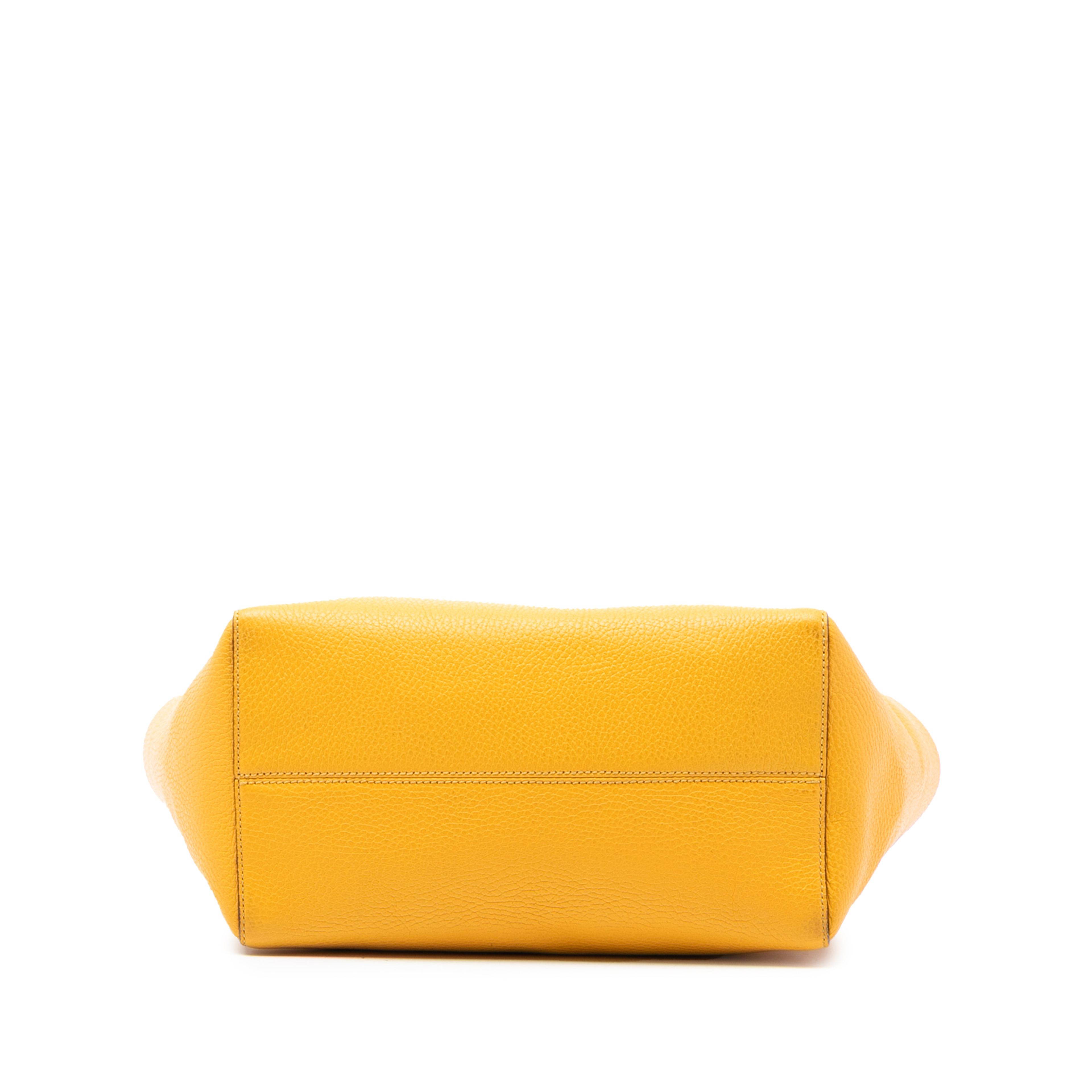 Gucci Medium Dollar Calfskin Swing Tote, från Luxclusif, i färgen mustard. Klicka för att öppna bilden i stort format