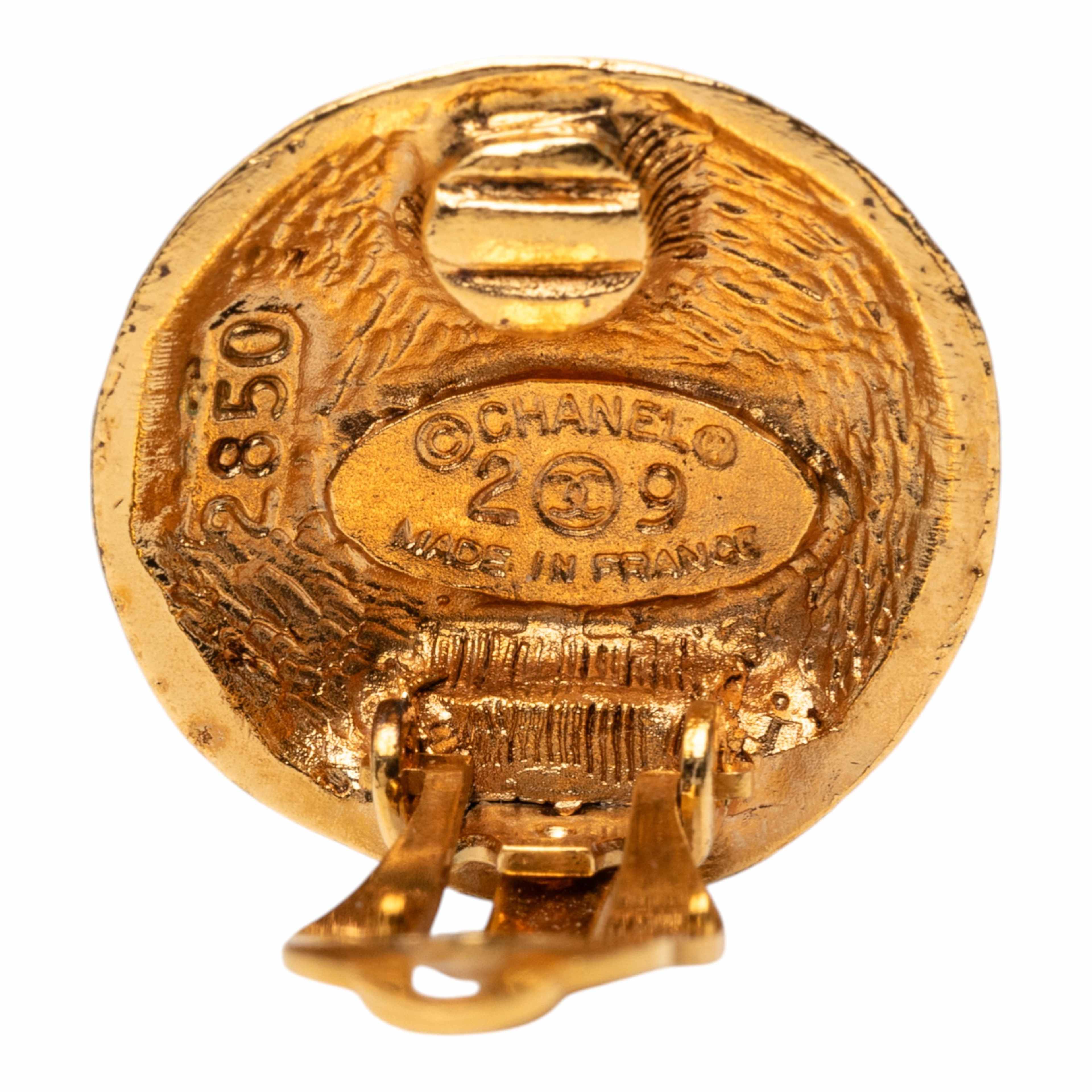 Chanel Cc Gold Plated Round Clip On Earrings, från Luxclusif, i färgen gold. Klicka för att öppna bilden i stort format