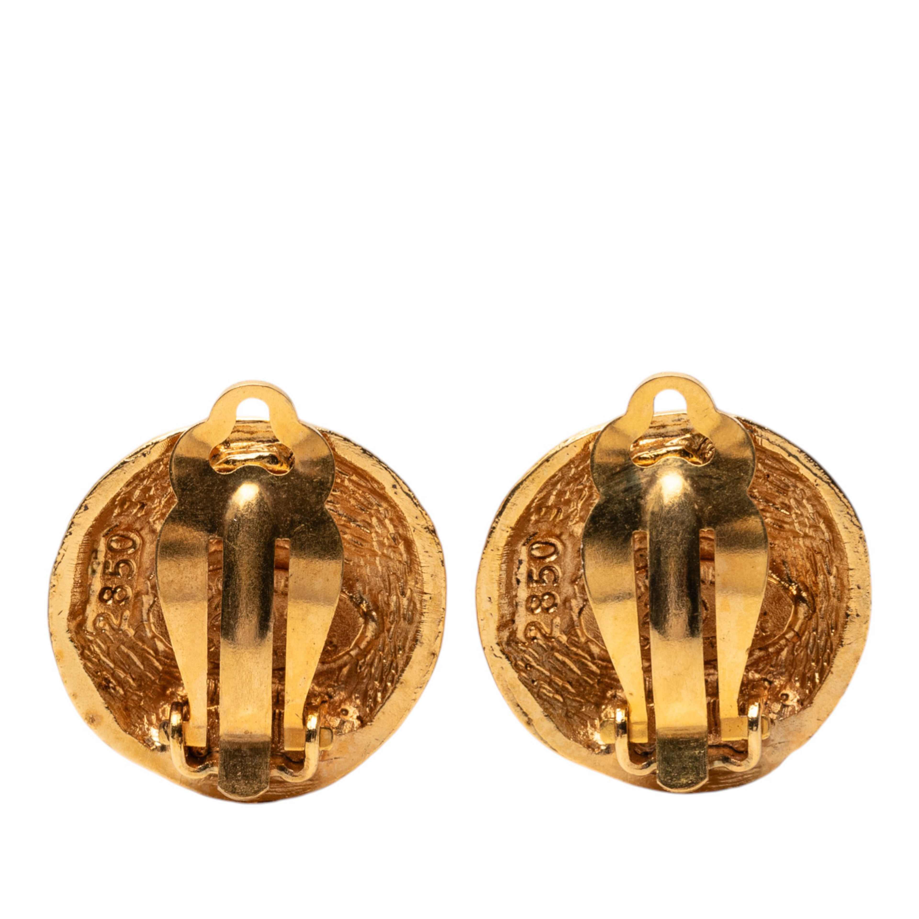 Chanel Cc Gold Plated Round Clip On Earrings, från Luxclusif, i färgen gold. Klicka för att öppna bilden i stort format
