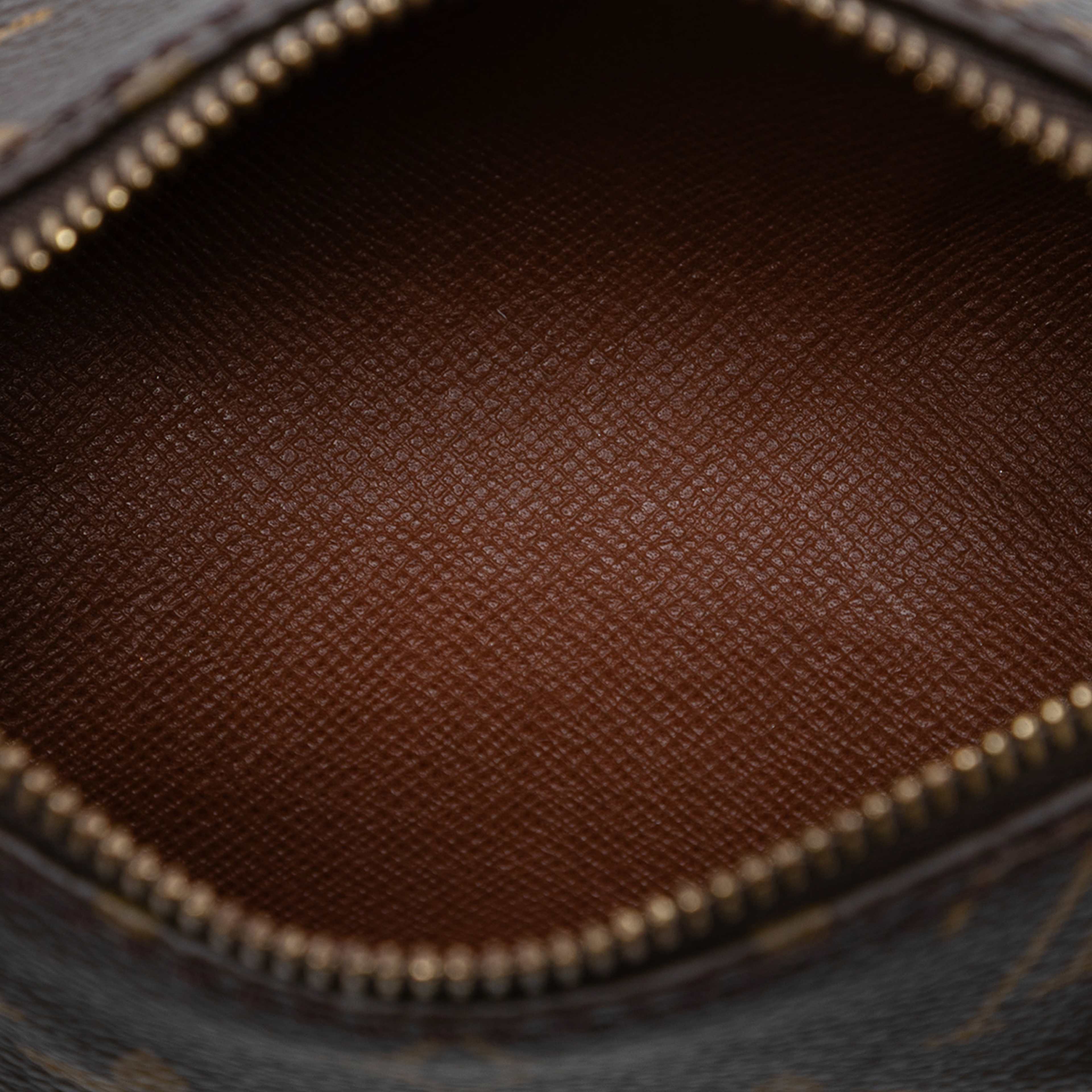 Louis Vuitton Monogram Papillon Pochette, från Luxclusif, i färgen brown. Klicka för att öppna bilden i stort format