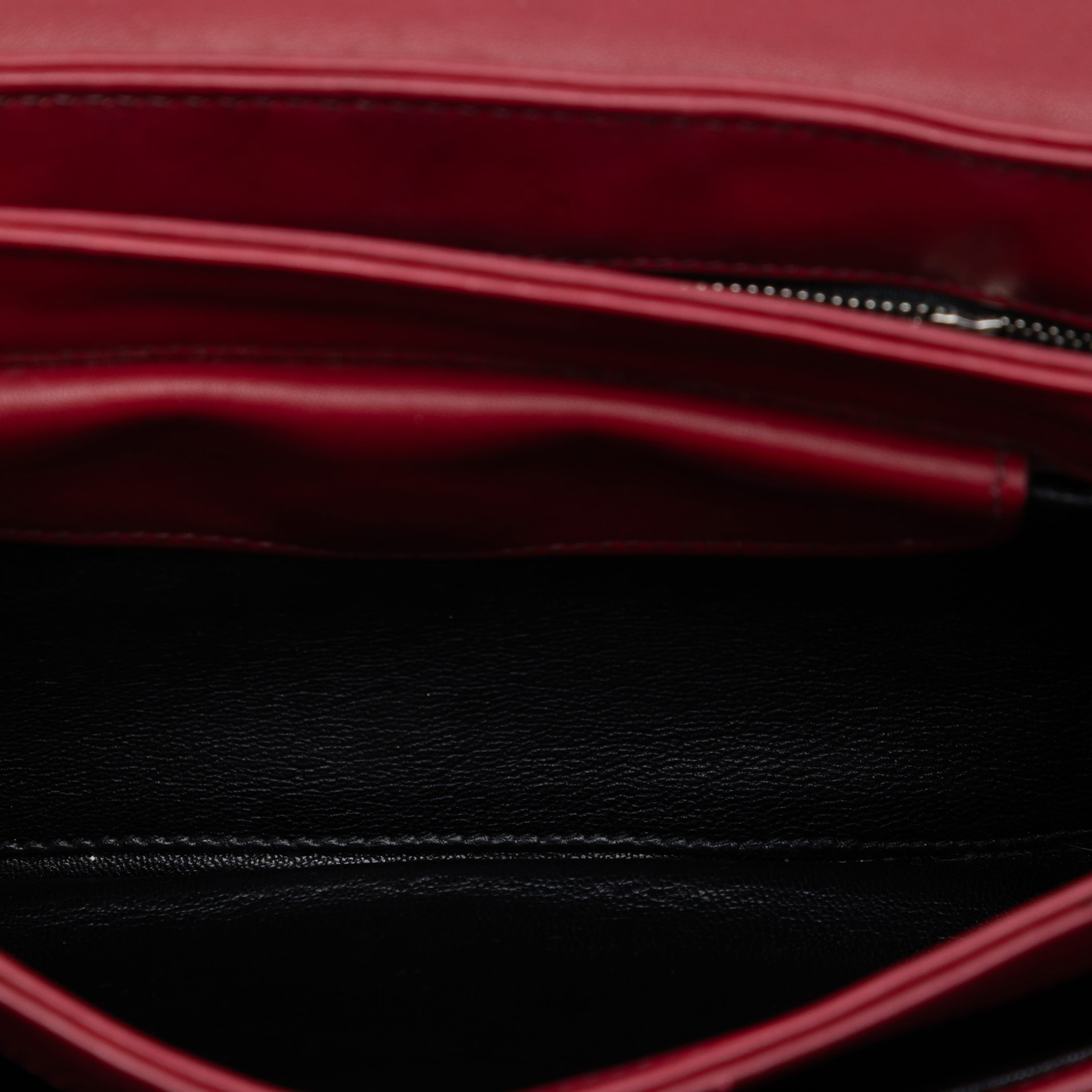 Prada Soft Calf Chain Crossbody, från Luxclusif, i färgen red. Klicka för att öppna bilden i stort format