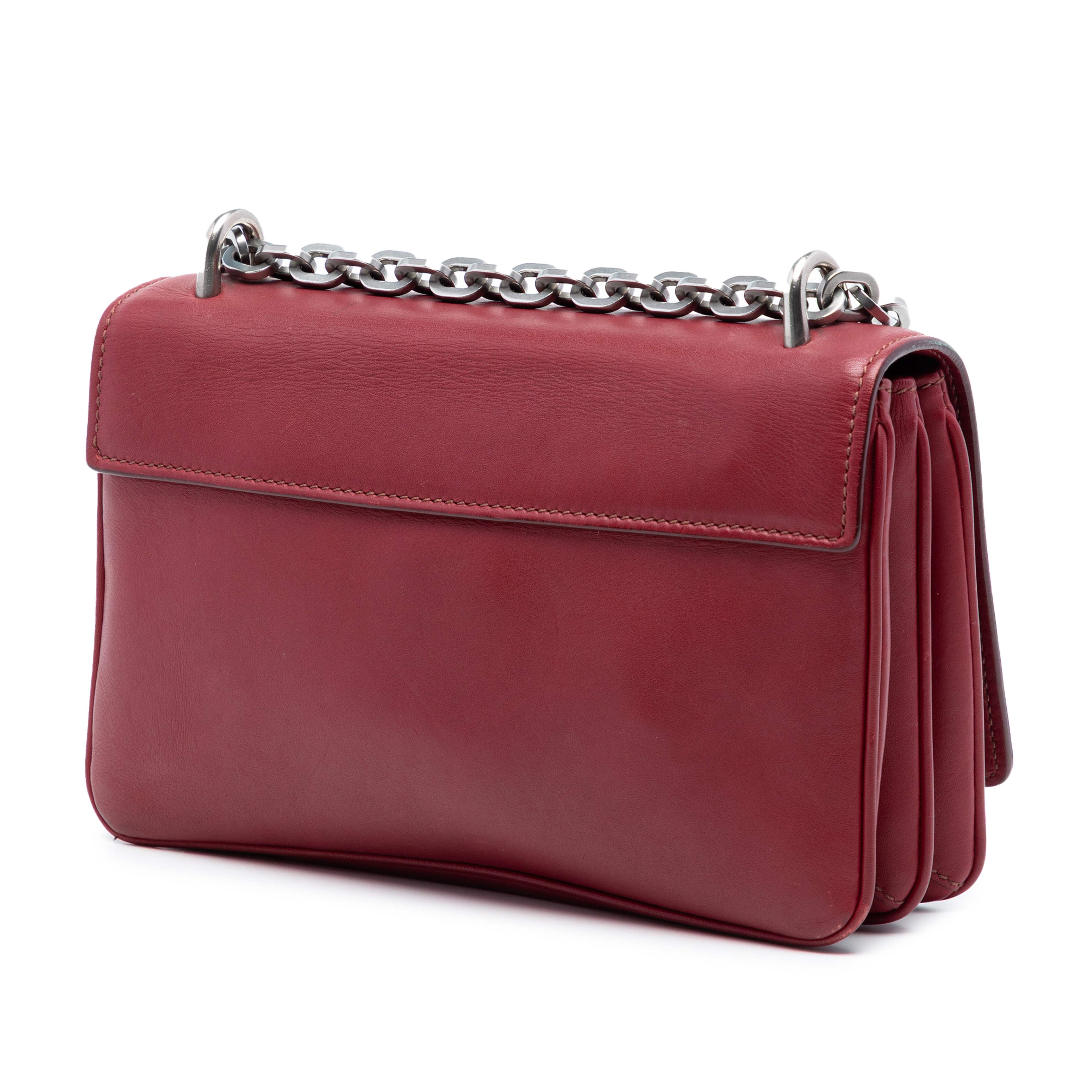Prada Soft Calf Chain Crossbody, från Luxclusif, i färgen red. Klicka för att öppna bilden i stort format