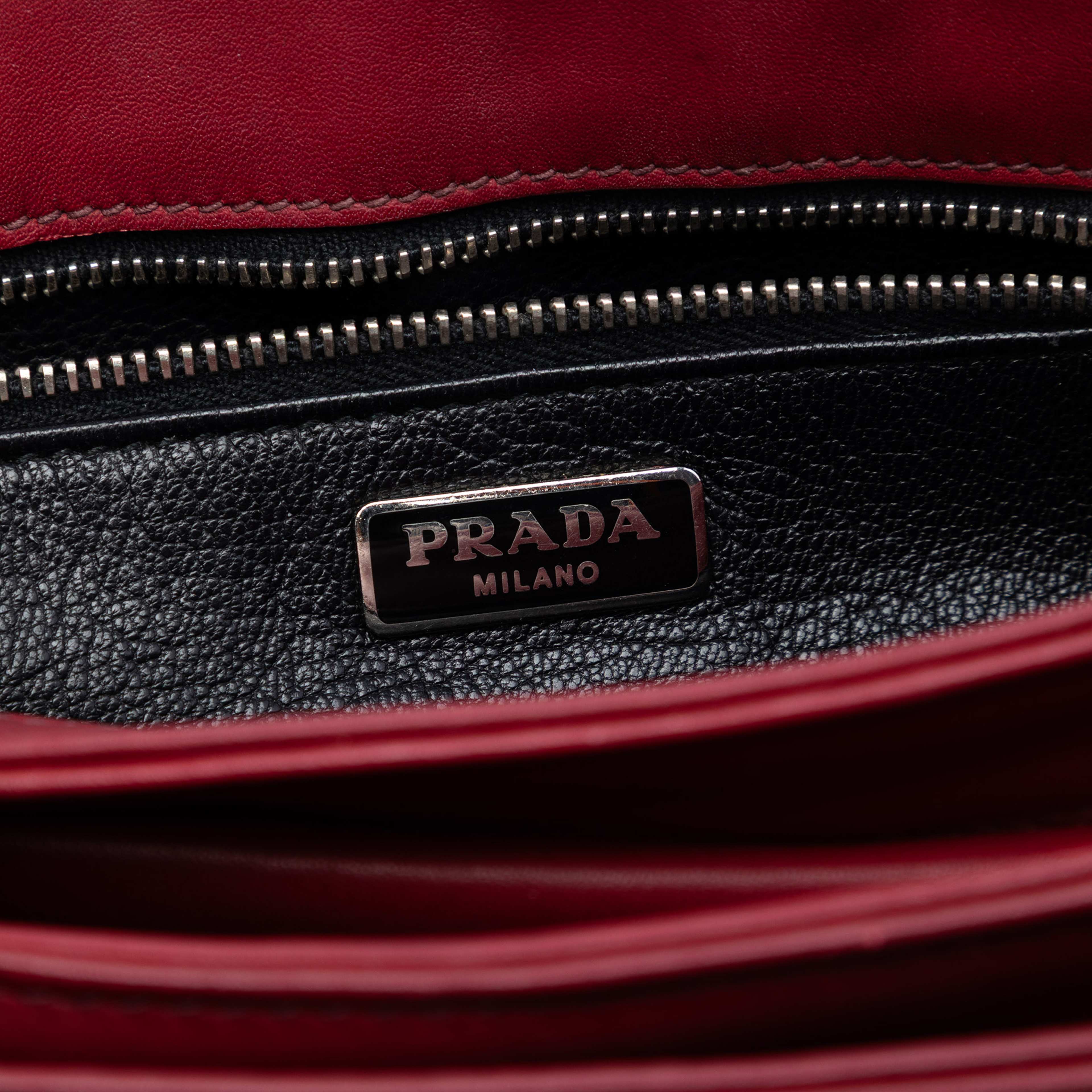 Prada Soft Calf Chain Crossbody, från Luxclusif, i färgen red. Klicka för att öppna bilden i stort format