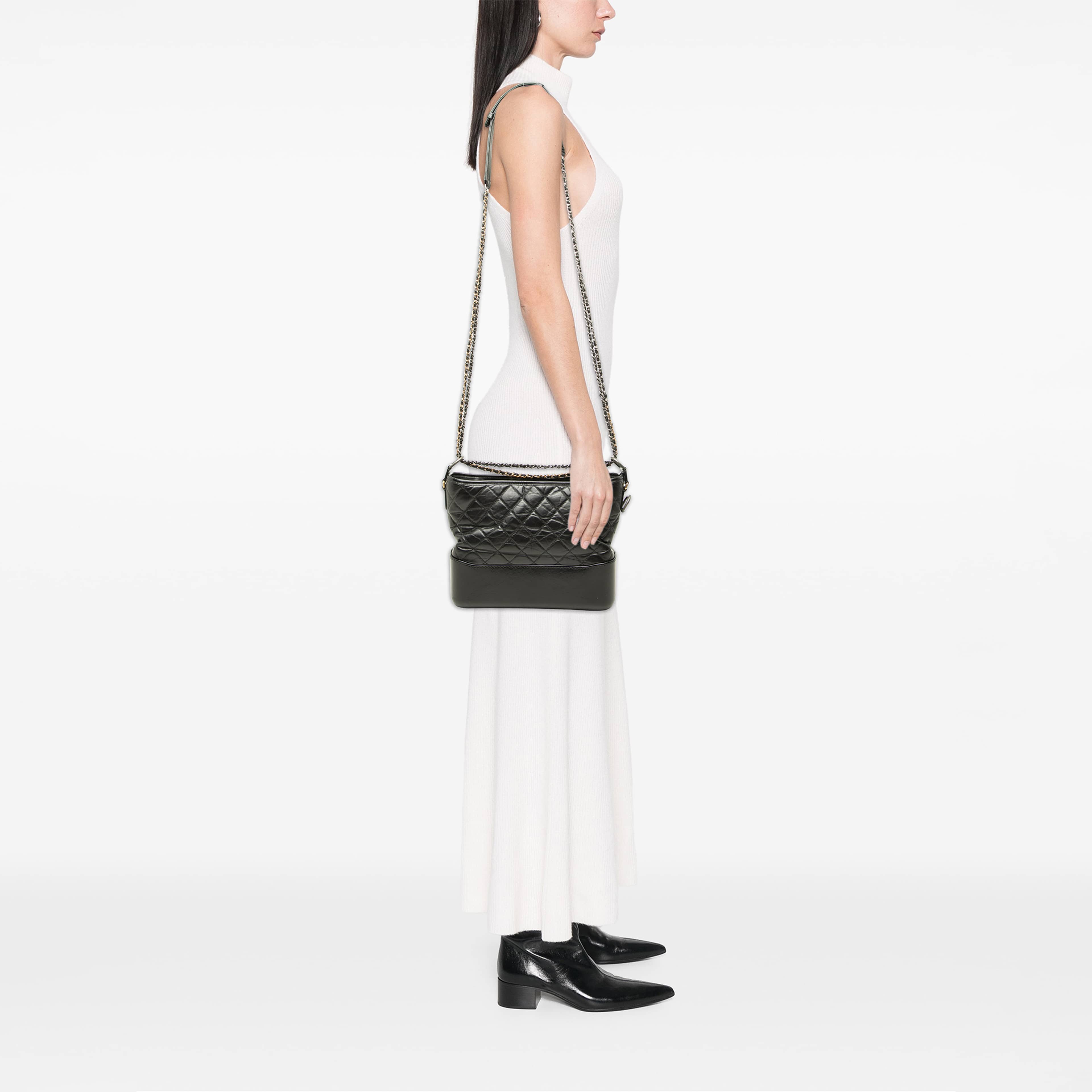 Chanel Medium Aged Calfskin Gabrielle Crossbody, från Luxclusif, i färgen svart. Klicka för att öppna bilden i stort format