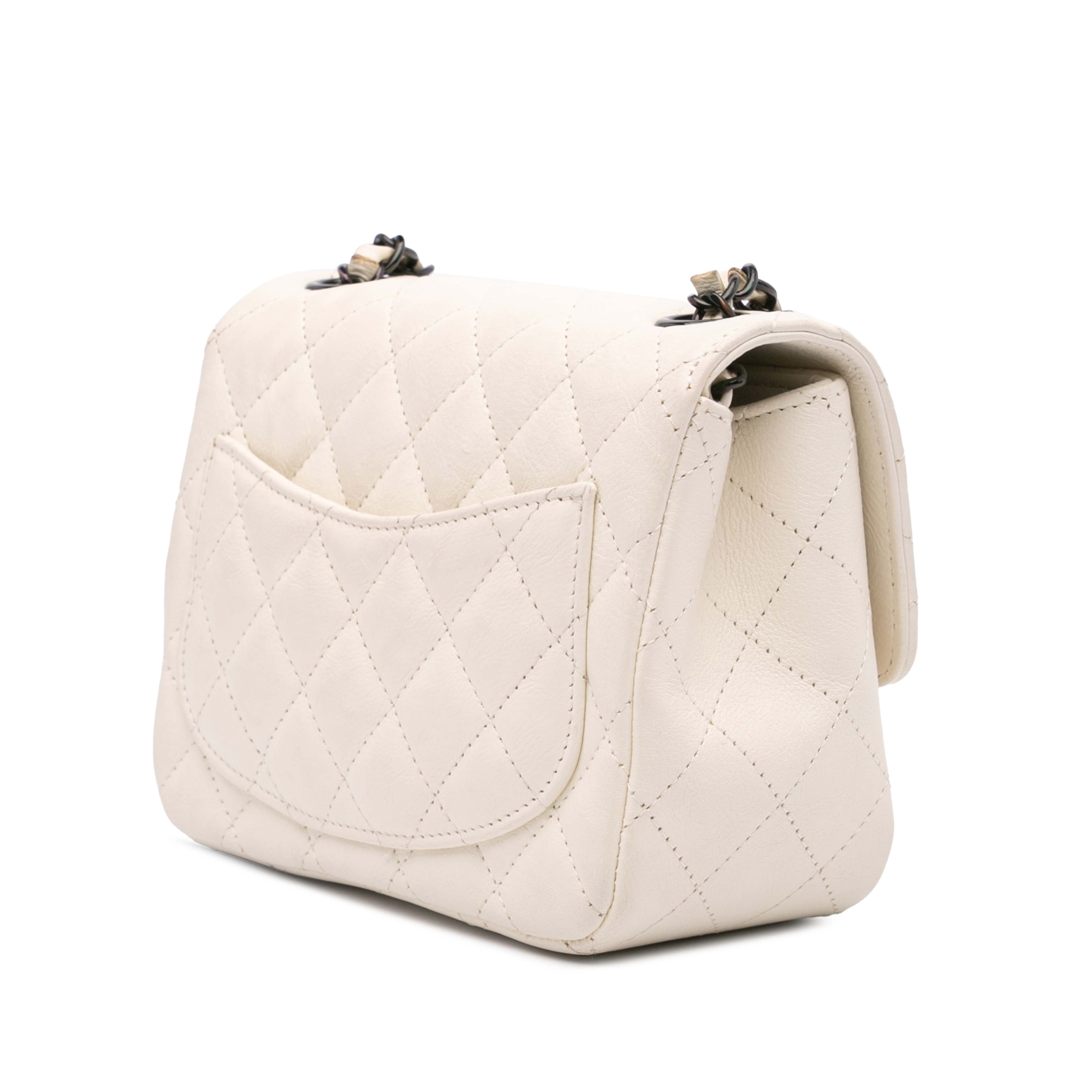 Chanel Mini Square Classic Crumpled Calfskin Single Flap, från Luxclusif, i färgen ivory. Klicka för att öppna bilden i stort format
