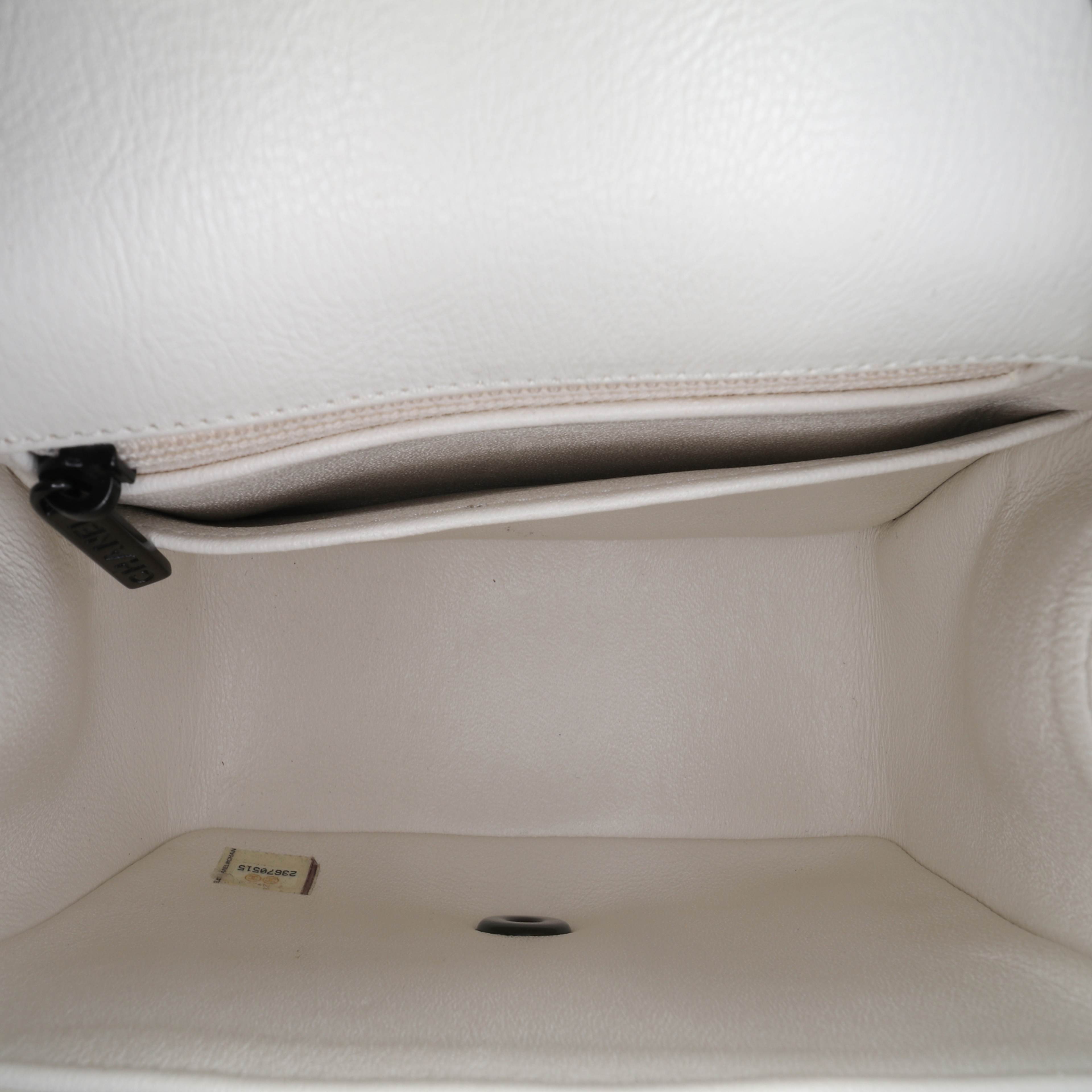 Chanel Mini Square Classic Crumpled Calfskin Single Flap, från Luxclusif, i färgen ivory. Klicka för att öppna bilden i stort format