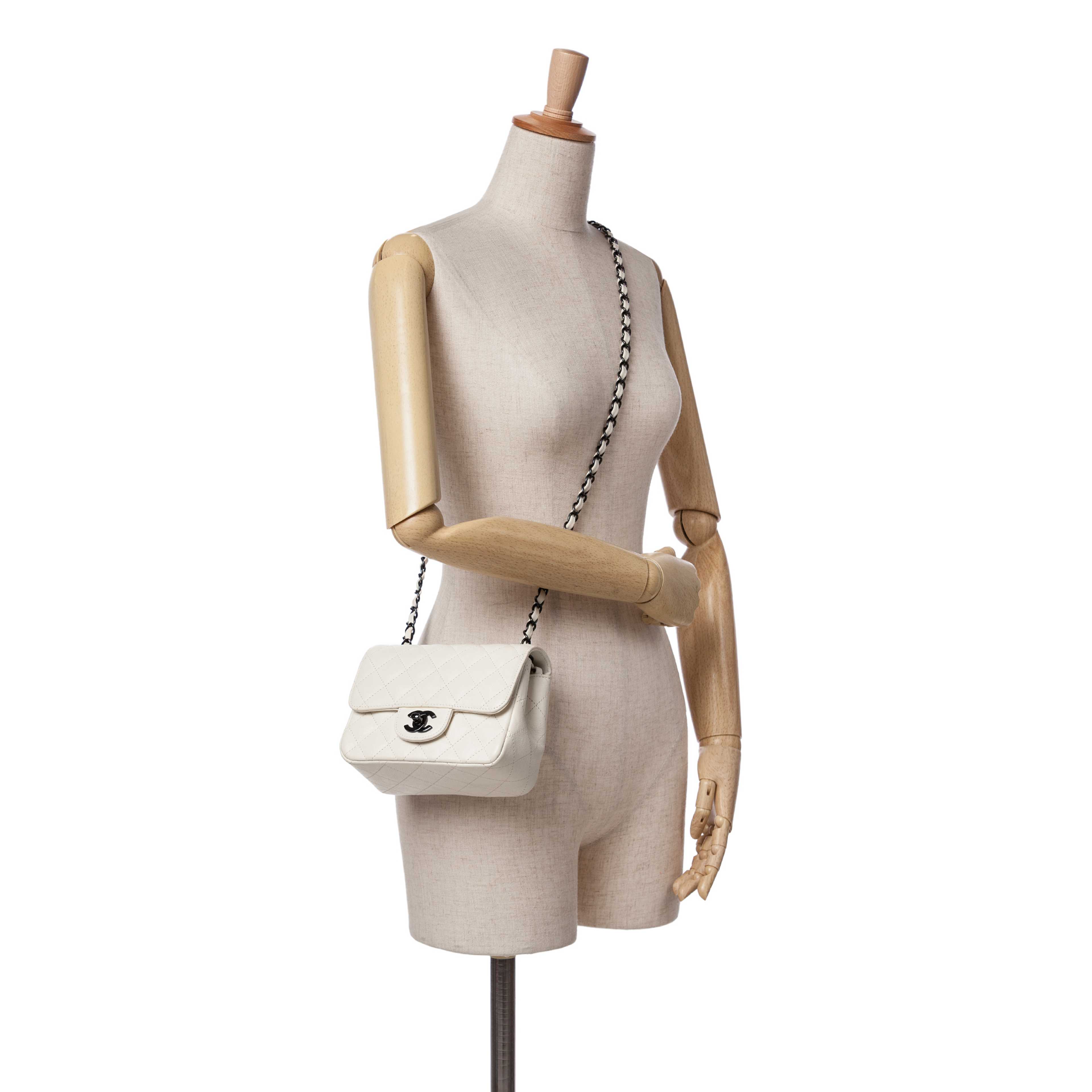 Chanel Mini Square Classic Crumpled Calfskin Single Flap, från Luxclusif, i färgen vit. Klicka för att öppna bilden i stort format