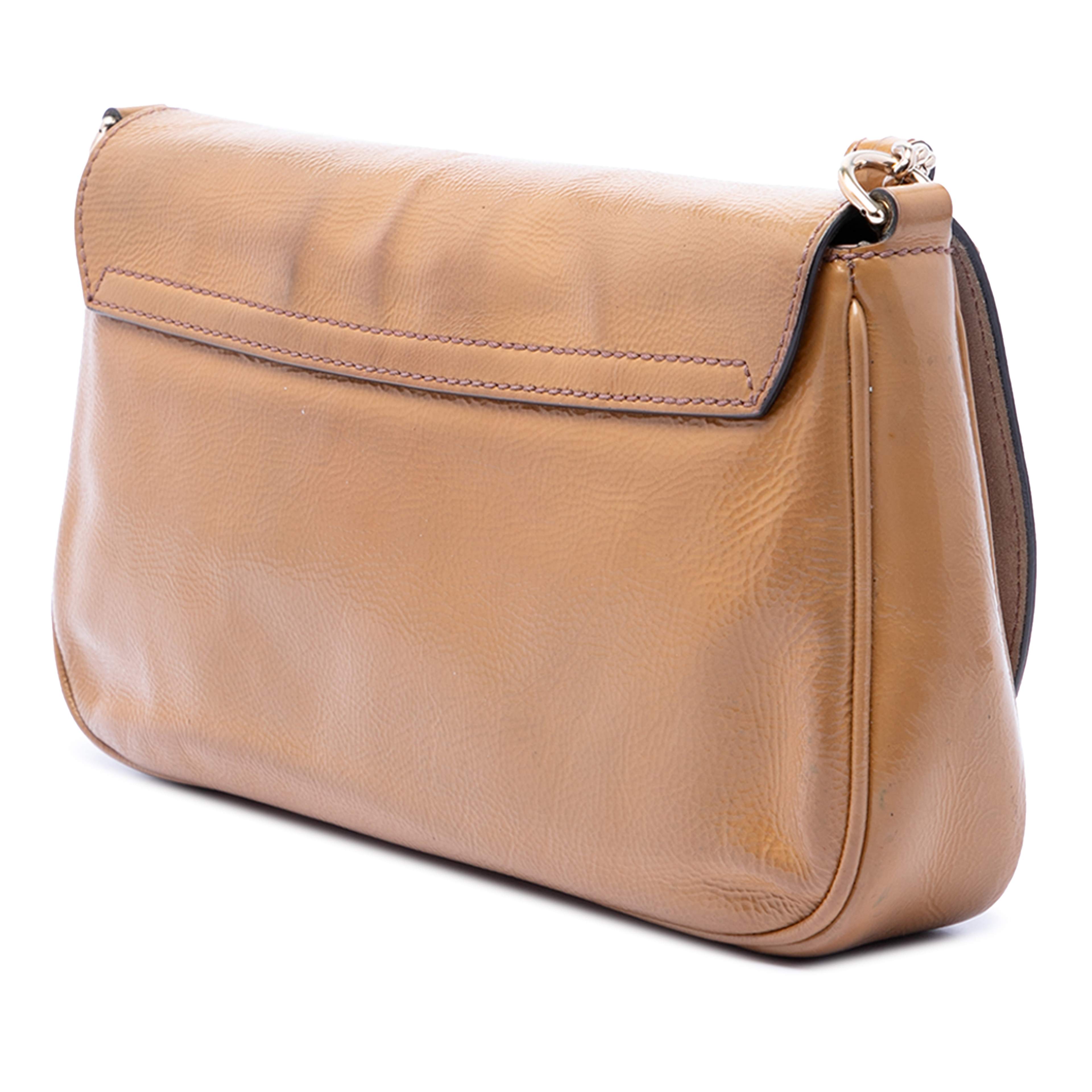 Gucci Medium Patent Soho Chain Flap Crossbody, från Luxclusif, i färgen brun. Klicka för att öppna bilden i stort format