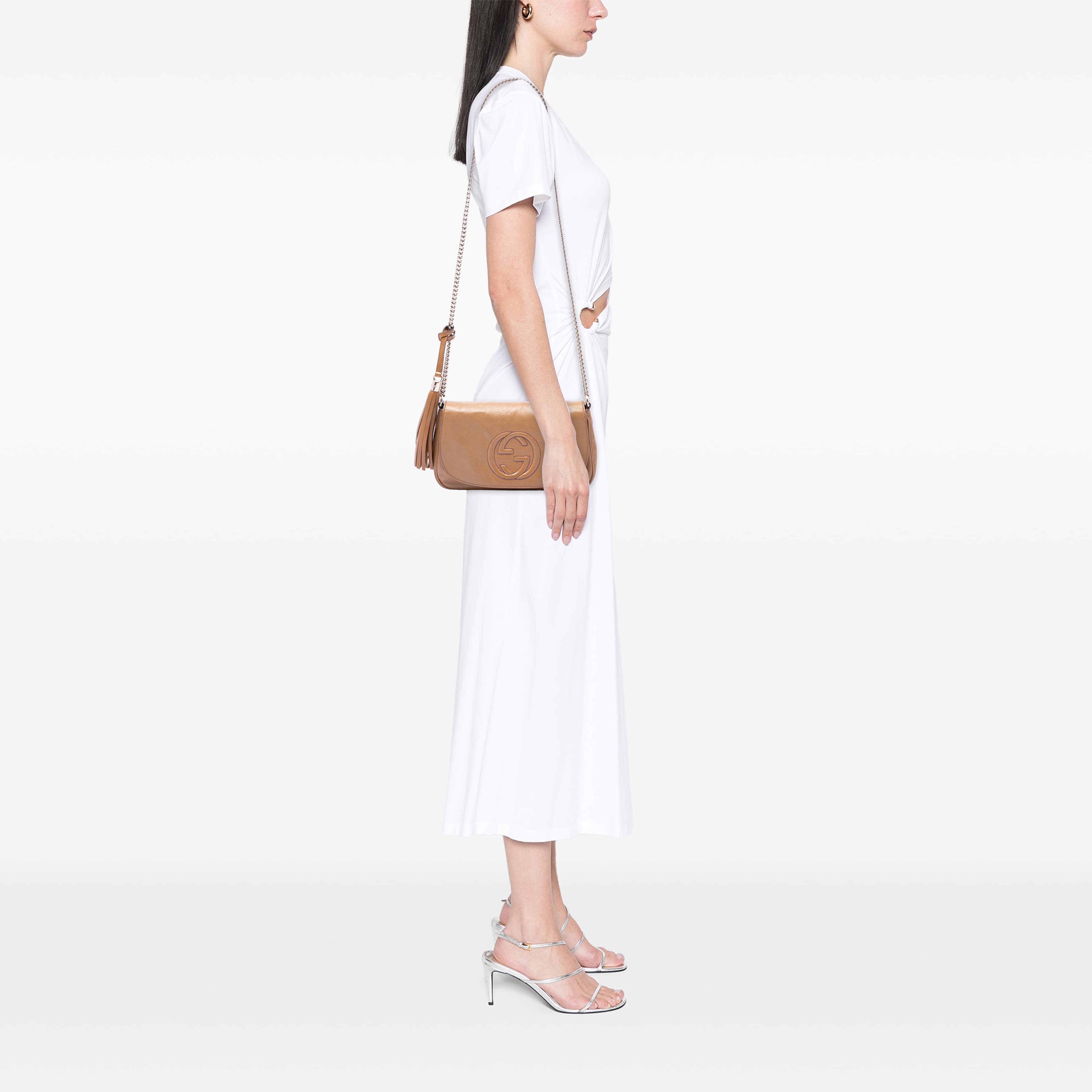 Gucci Medium Patent Soho Chain Flap Crossbody, från Luxclusif, i färgen brun. Klicka för att öppna bilden i stort format