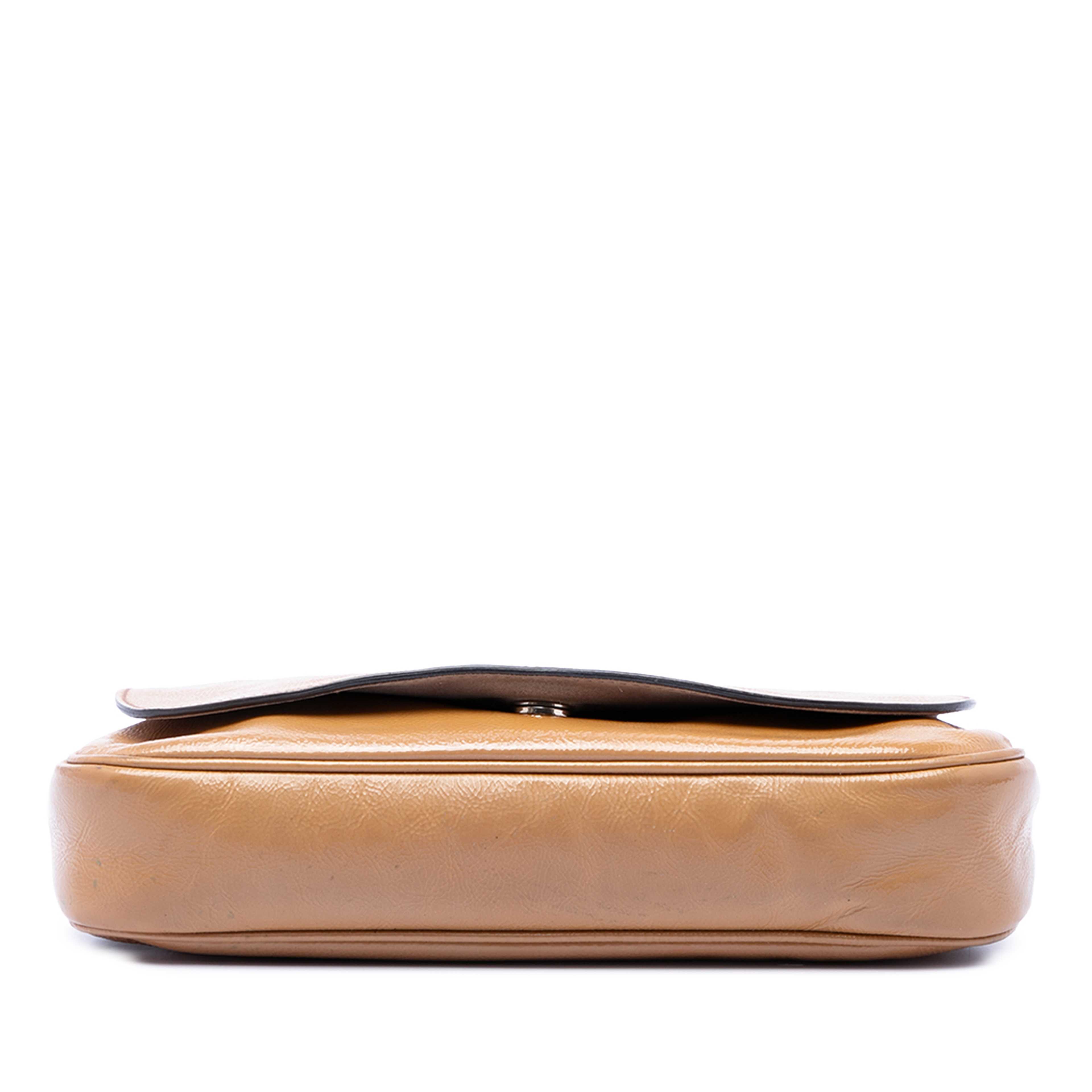 Gucci Medium Patent Soho Chain Flap Crossbody, från Luxclusif, i färgen brun. Klicka för att öppna bilden i stort format