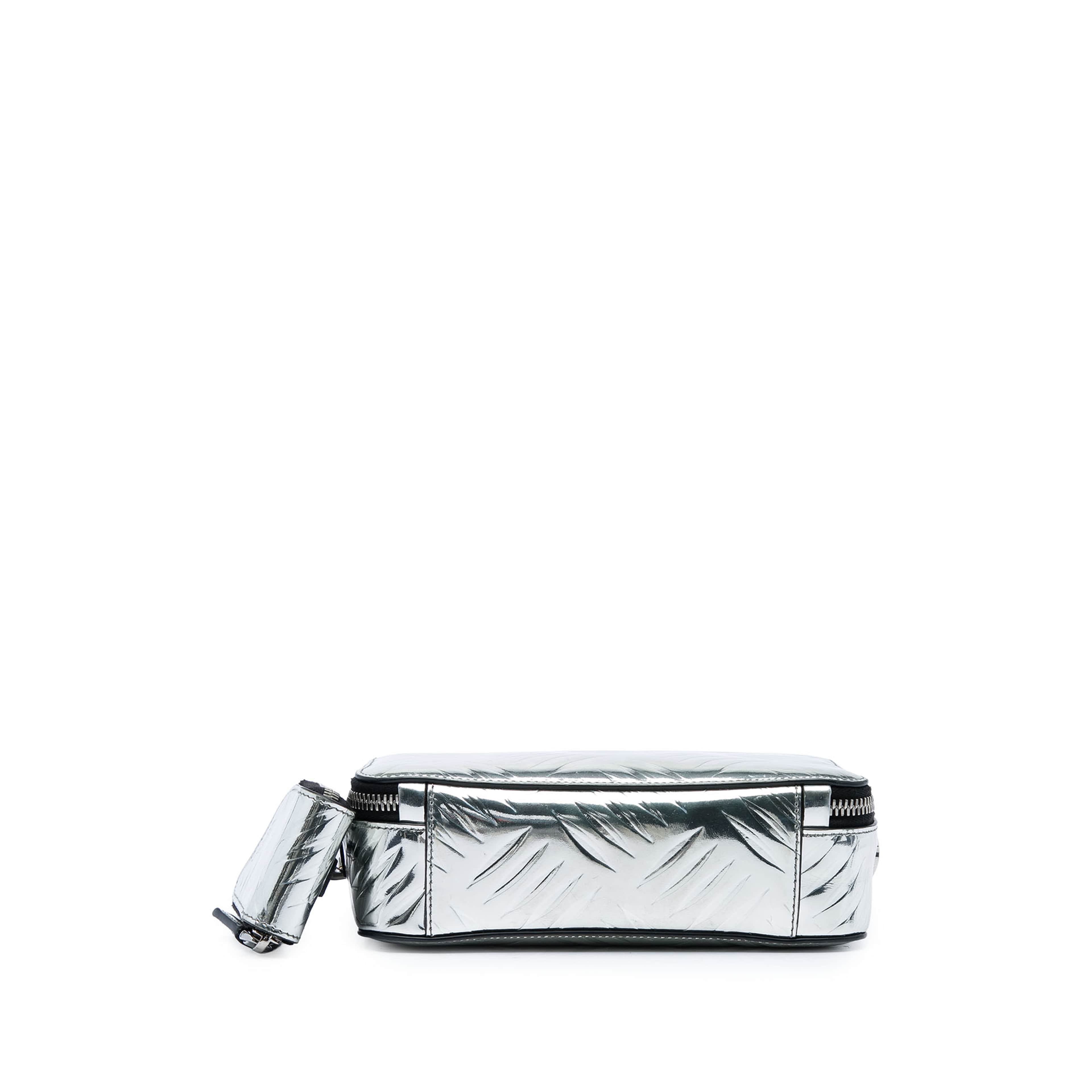 Prada Metallic Spazzolato Embossed Leather Brique Crossbody, från Luxclusif, i färgen silver. Klicka för att öppna bilden i stort format