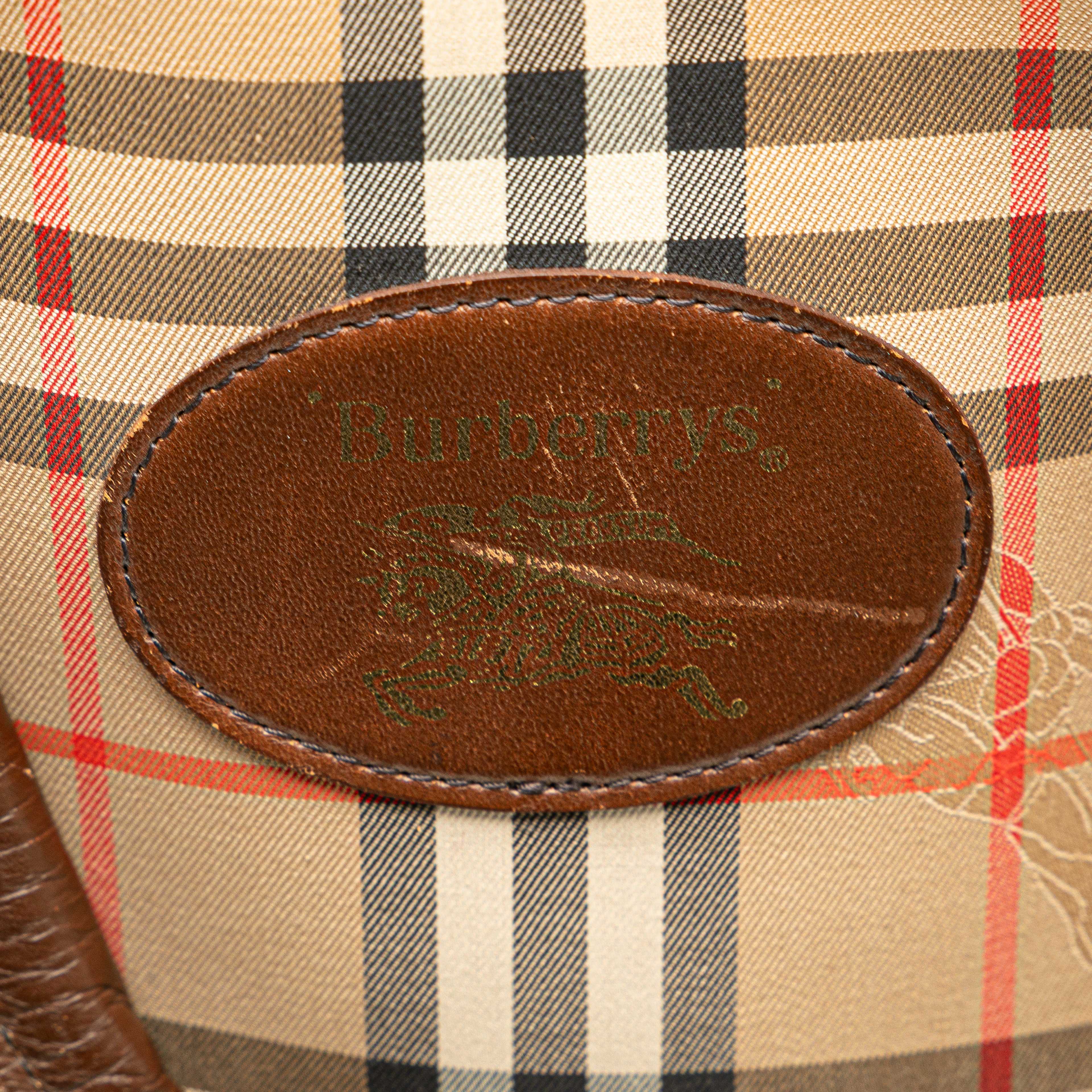 Burberry Haymarket Check Canvas Travel Bag, från Luxclusif, i färgen beige. Klicka för att öppna bilden i stort format