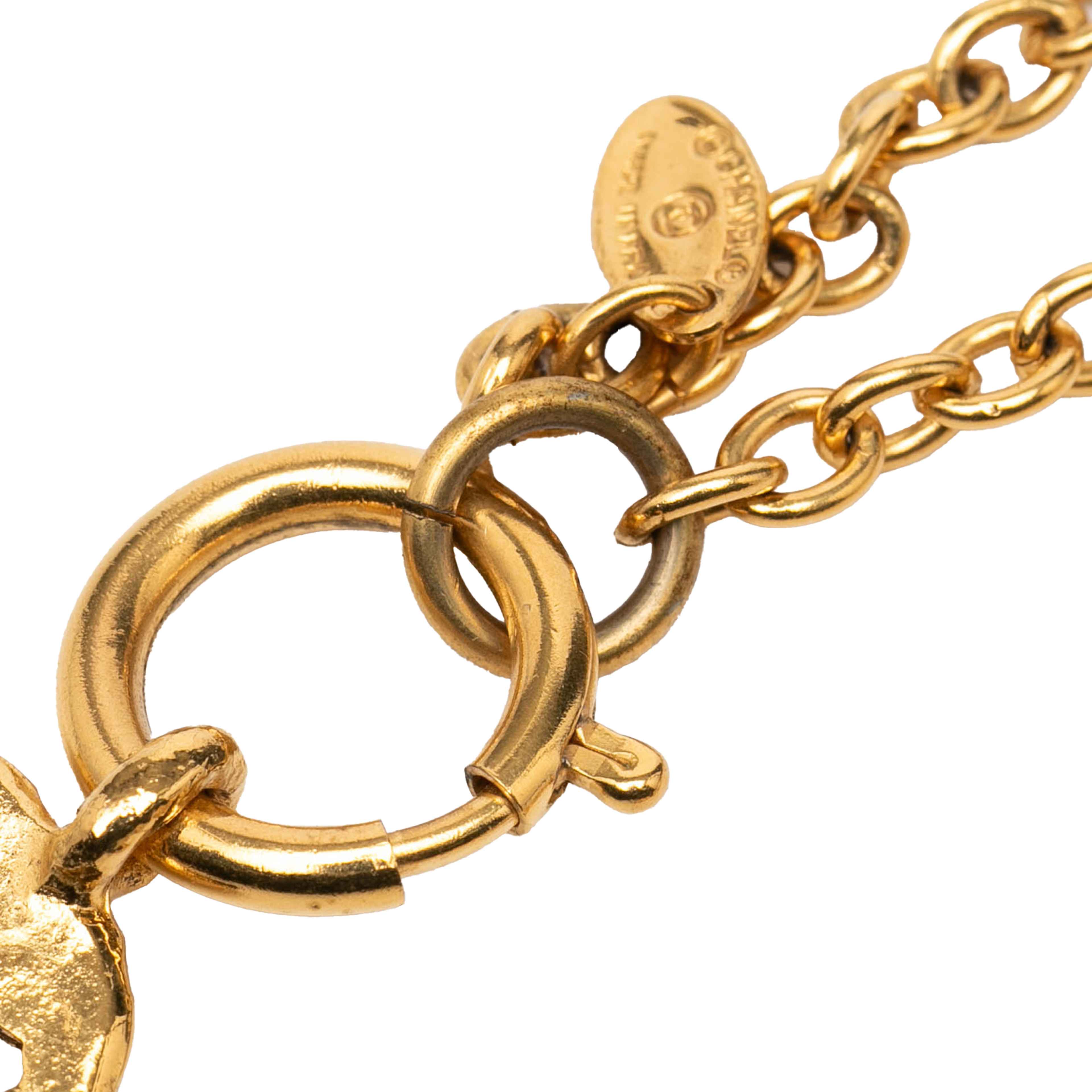 Chanel Gold Plated Cut Out Logo Pendant Necklace, från Luxclusif, i färgen gold. Klicka för att öppna bilden i stort format