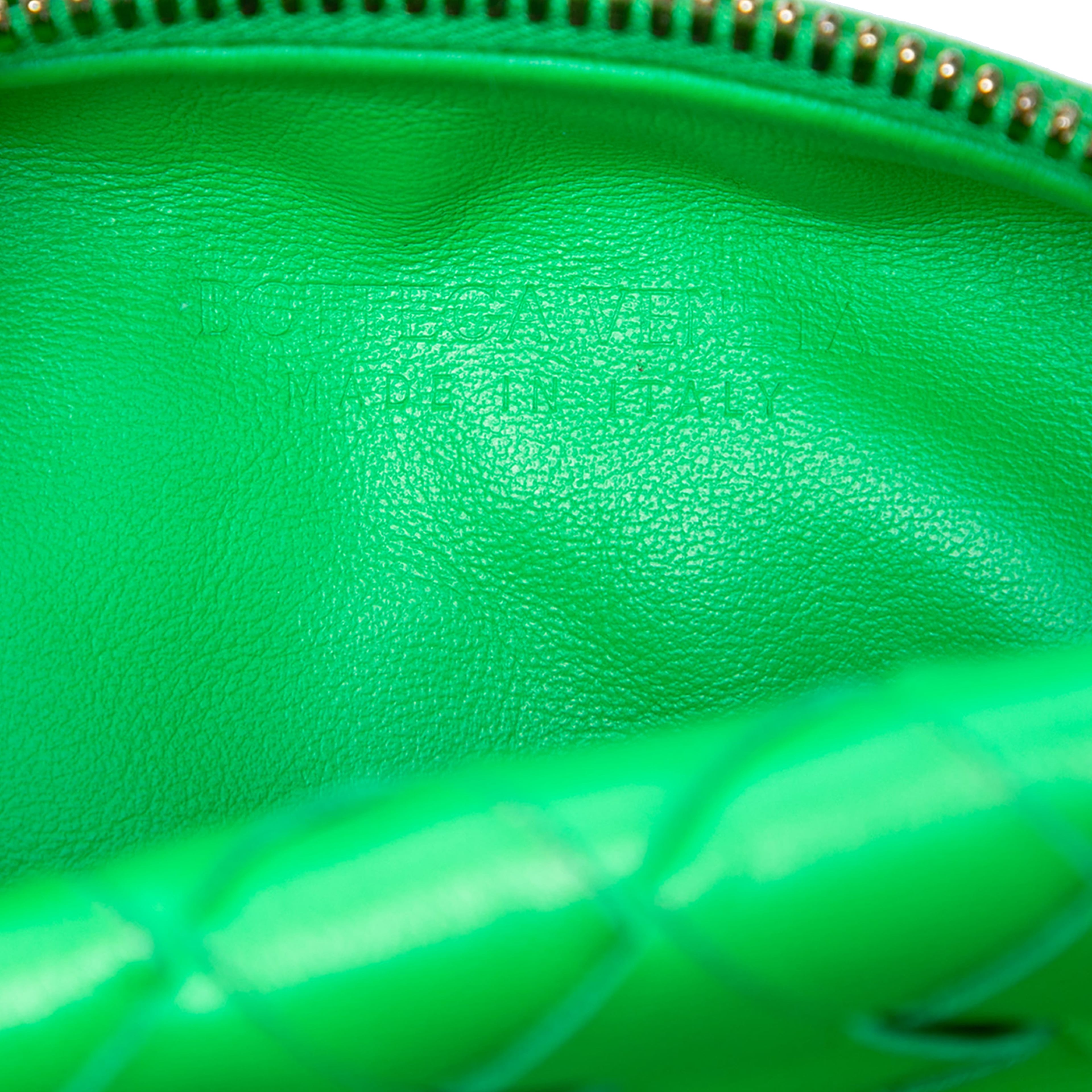 Bottega Veneta Mini Nappa Intrecciato Jodie, från Luxclusif, i färgen grön. Klicka för att öppna bilden i stort format