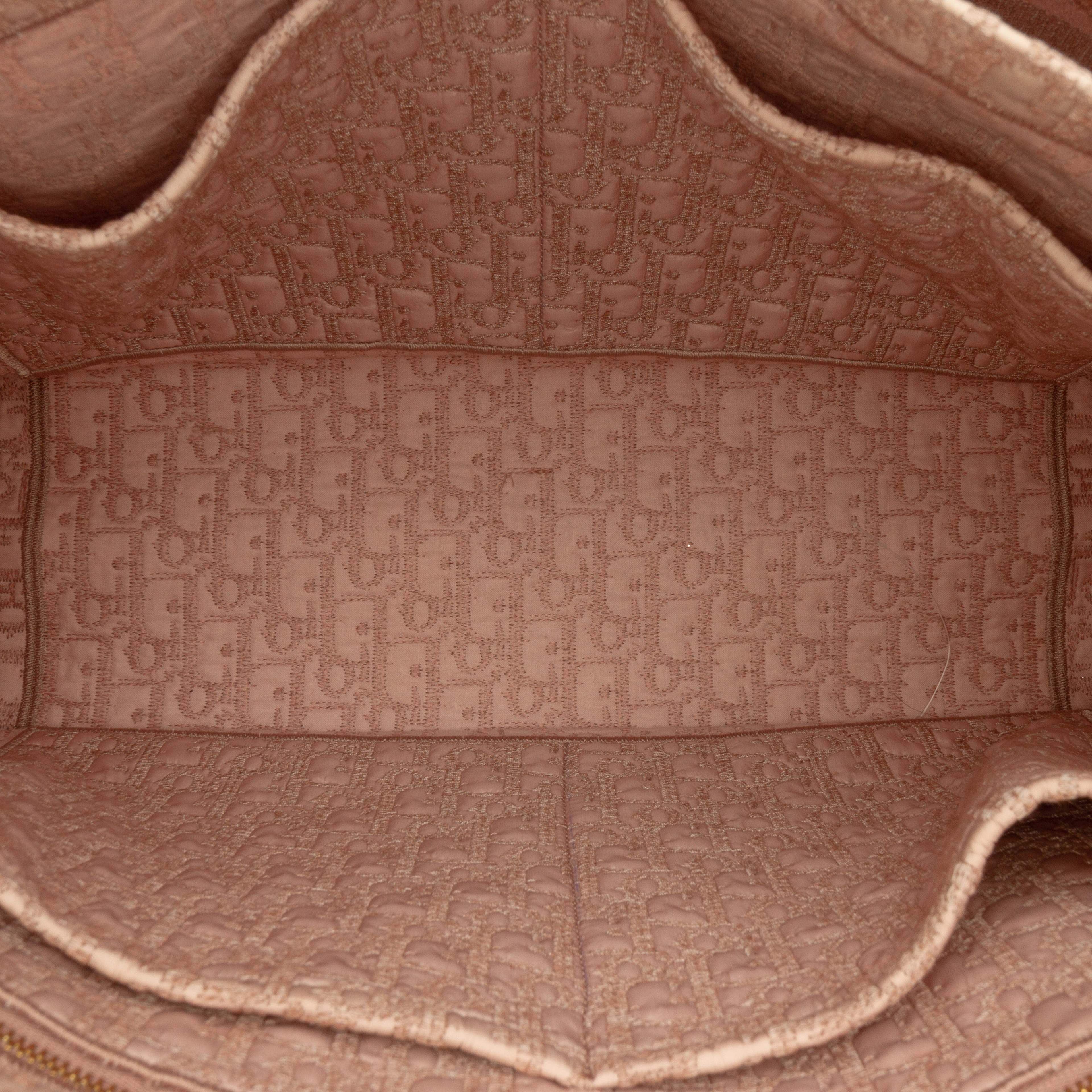 Dior Large Embroidered Mesh Book Tote, från Luxclusif, i färgen rosa. Klicka för att öppna bilden i stort format