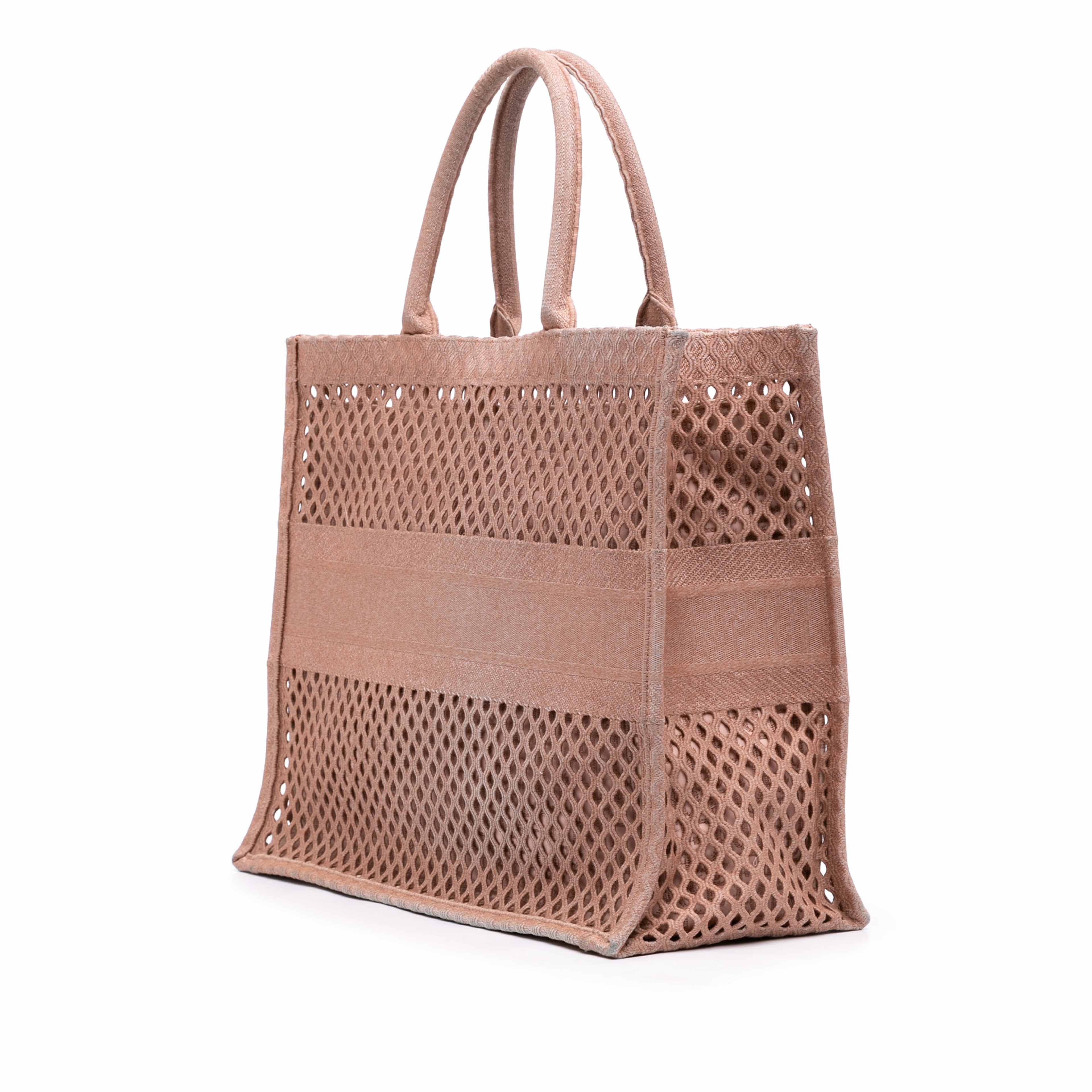 Dior Large Embroidered Mesh Book Tote, från Luxclusif, i färgen rosa. Klicka för att öppna bilden i stort format