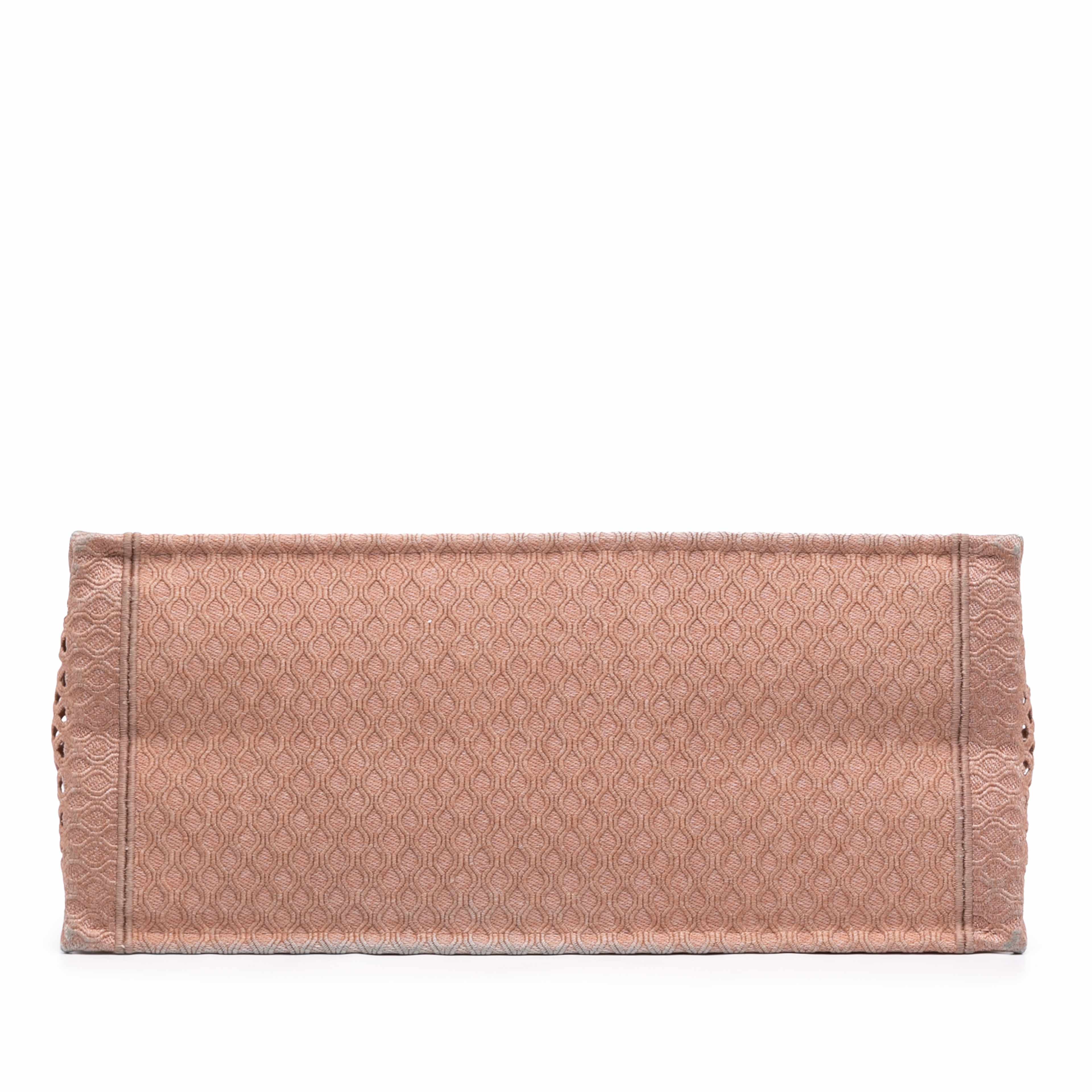Dior Large Embroidered Mesh Book Tote, från Luxclusif, i färgen rosa. Klicka för att öppna bilden i stort format