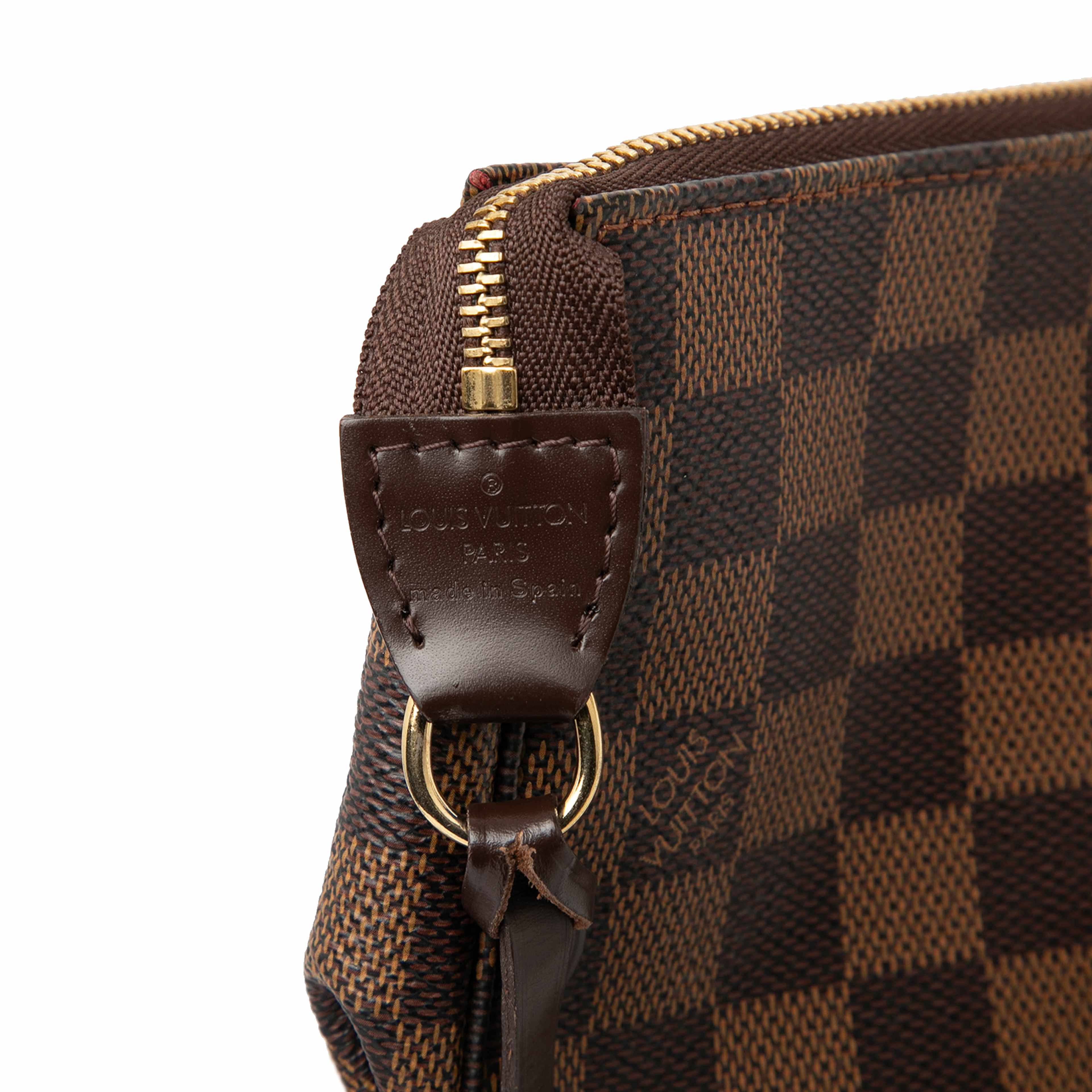 Louis Vuitton Damier Ebene Pochette Accessoires, från Luxclusif, i färgen brun. Klicka för att öppna bilden i stort format