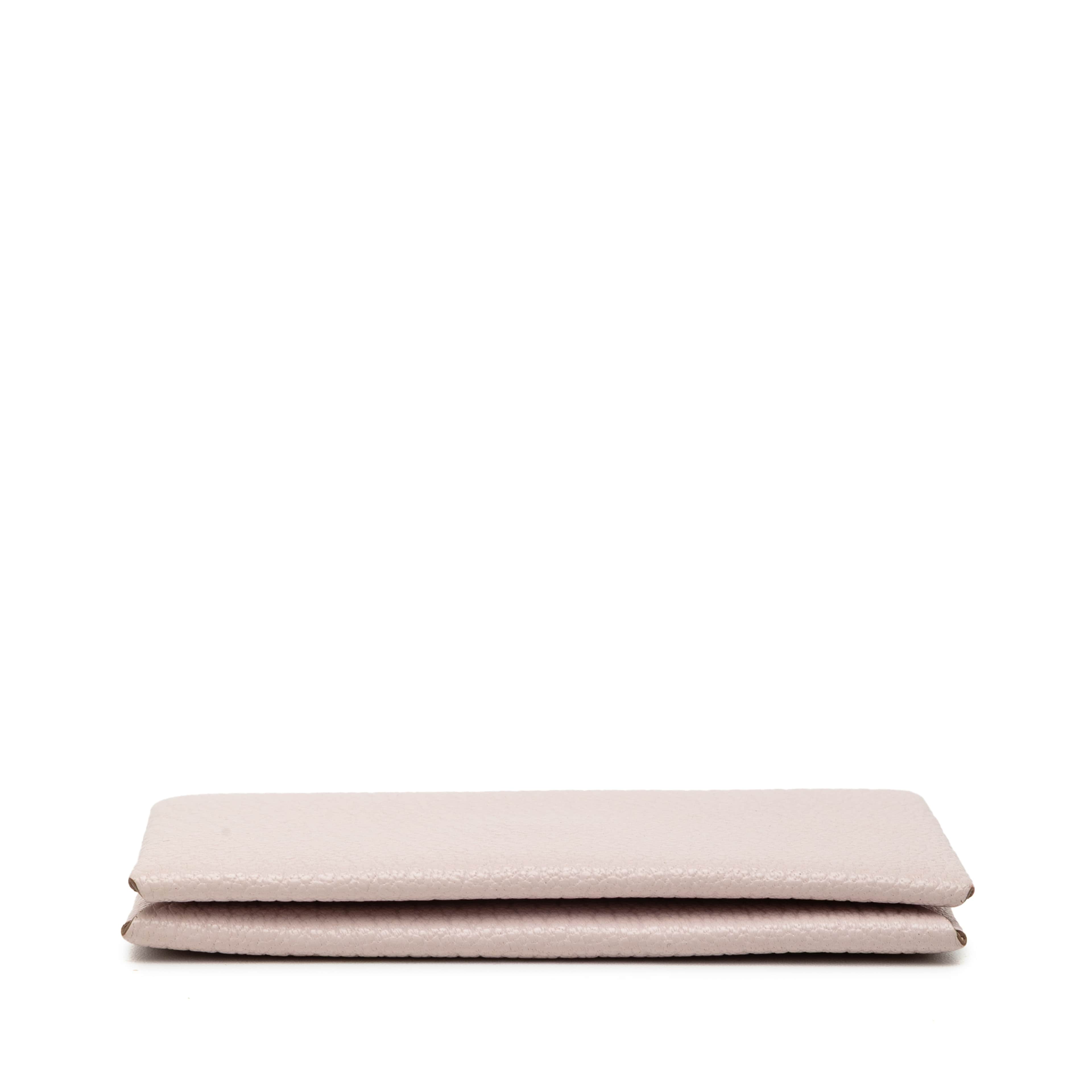 Hermès Chevre Mysore Calvi Card Holder, från Luxclusif, i färgen light pink. Klicka för att öppna bilden i stort format