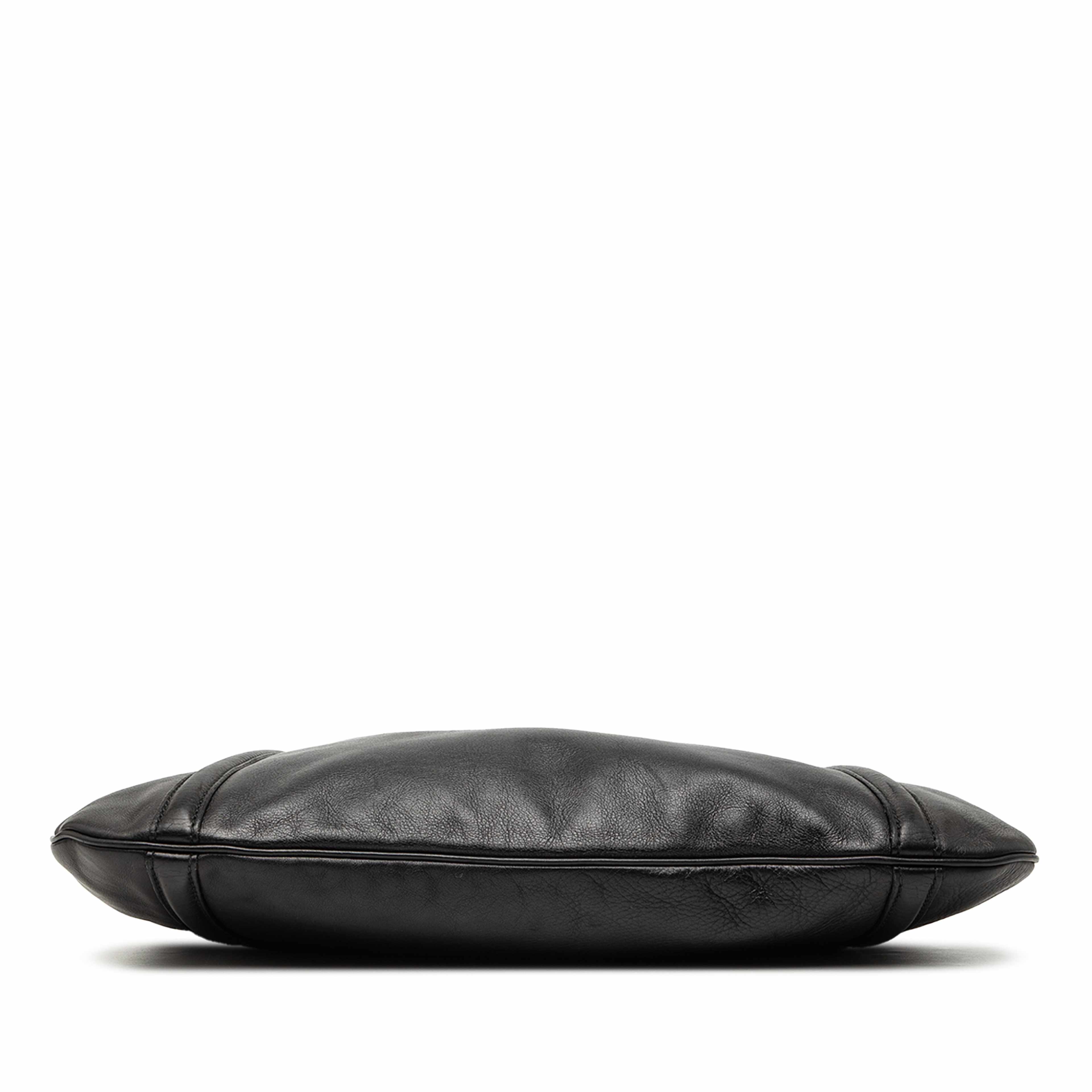 Gucci Calfskin Interlocking G Britt Shoulder Bag, från Luxclusif, i färgen black. Klicka för att öppna bilden i stort format