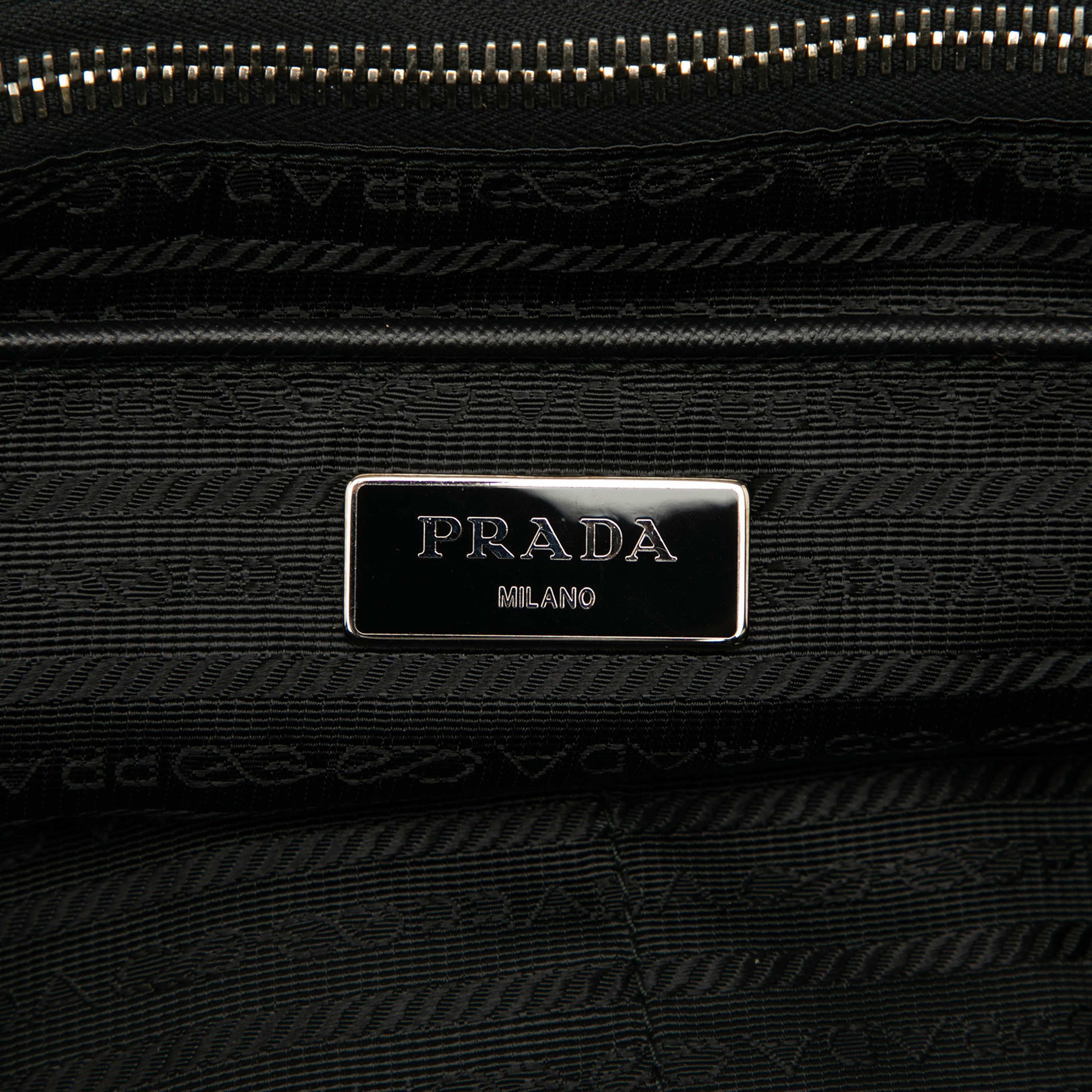 Prada Saffiano Trimmed Tessuto Applique Tote, från Luxclusif, i färgen black. Klicka för att öppna bilden i stort format