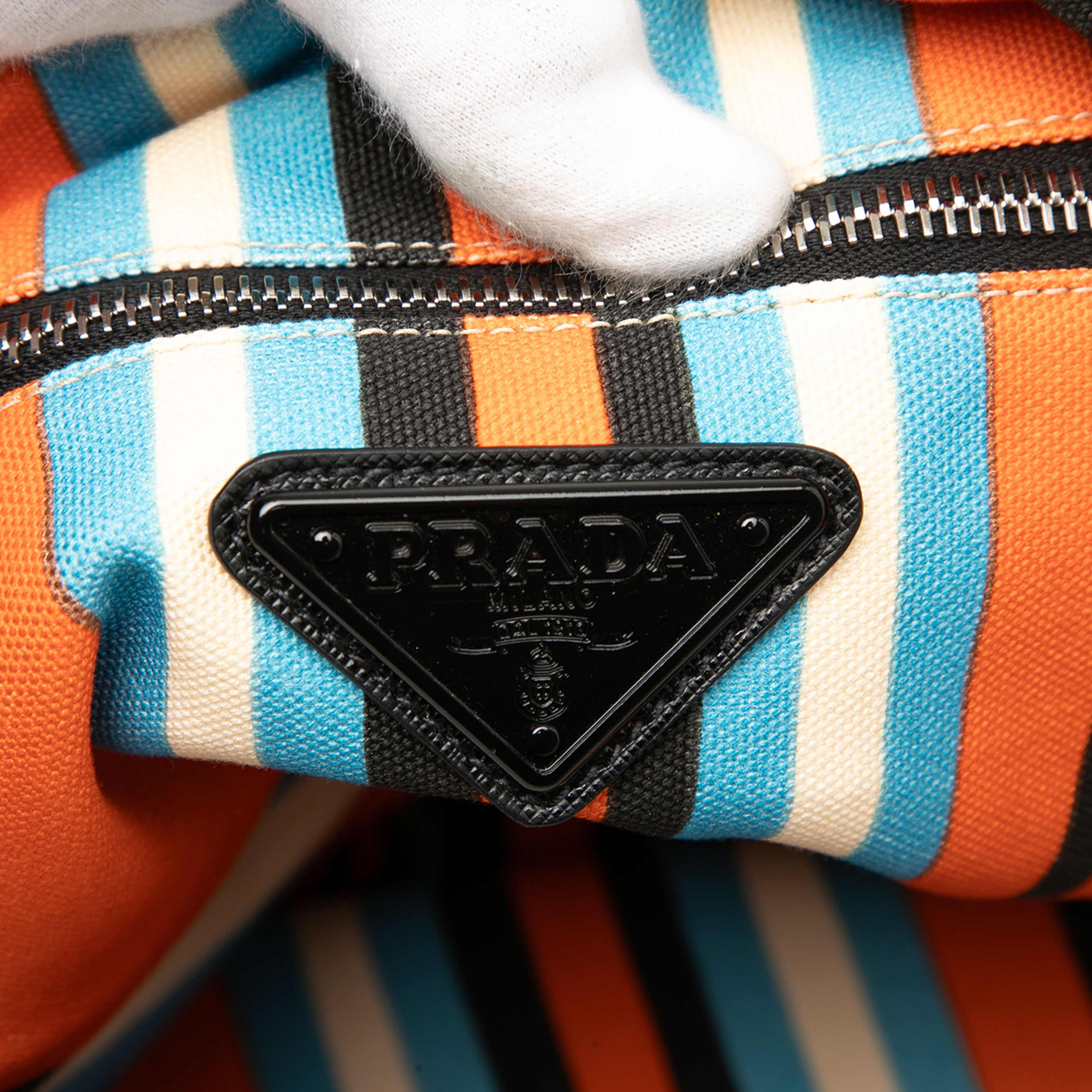 Prada Canvas Canapa Baiadera Triangle Logo Shoulder Bag, från Luxclusif, i färgen blå. Klicka för att öppna bilden i stort format